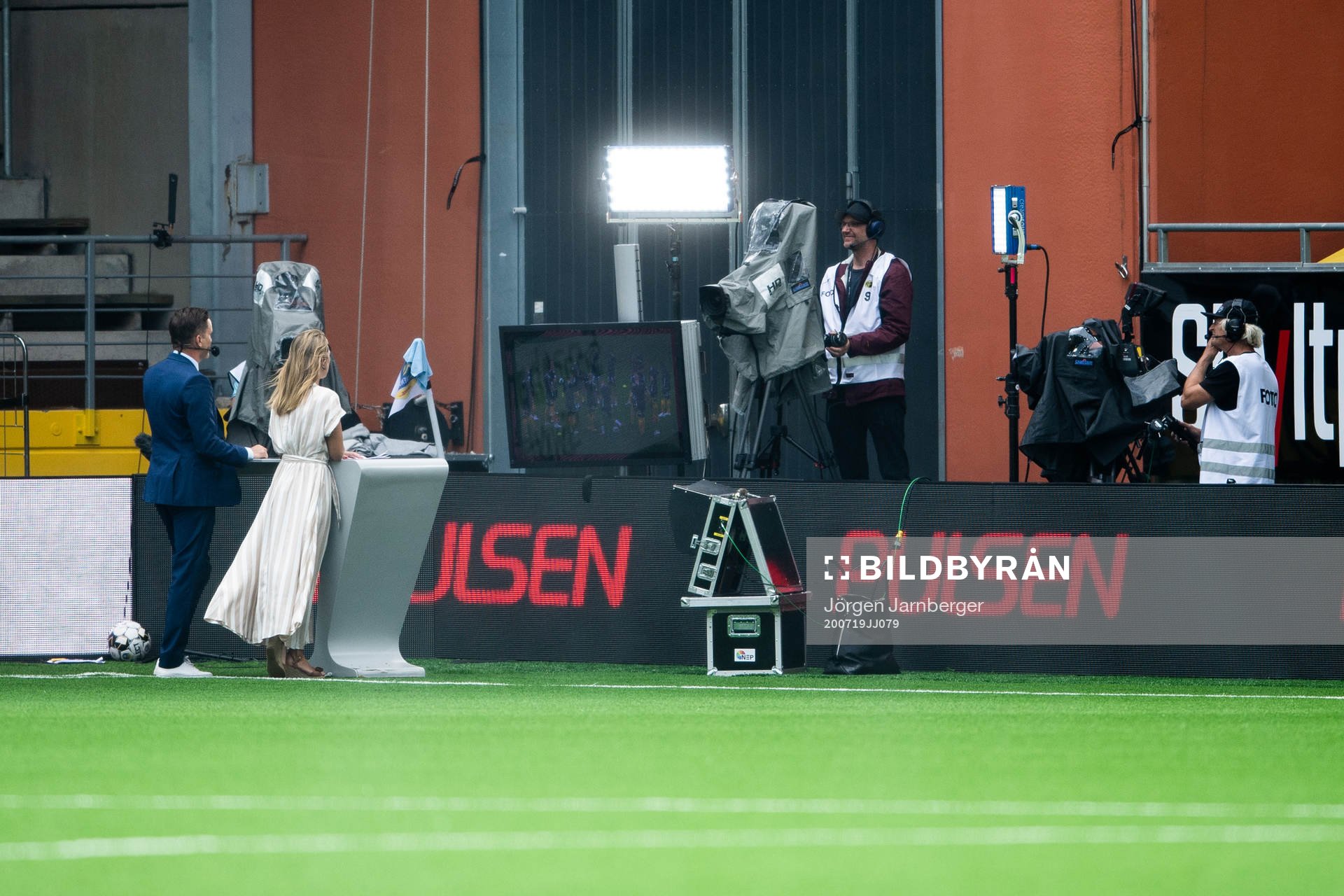 Dplays studio vid sidan av planen