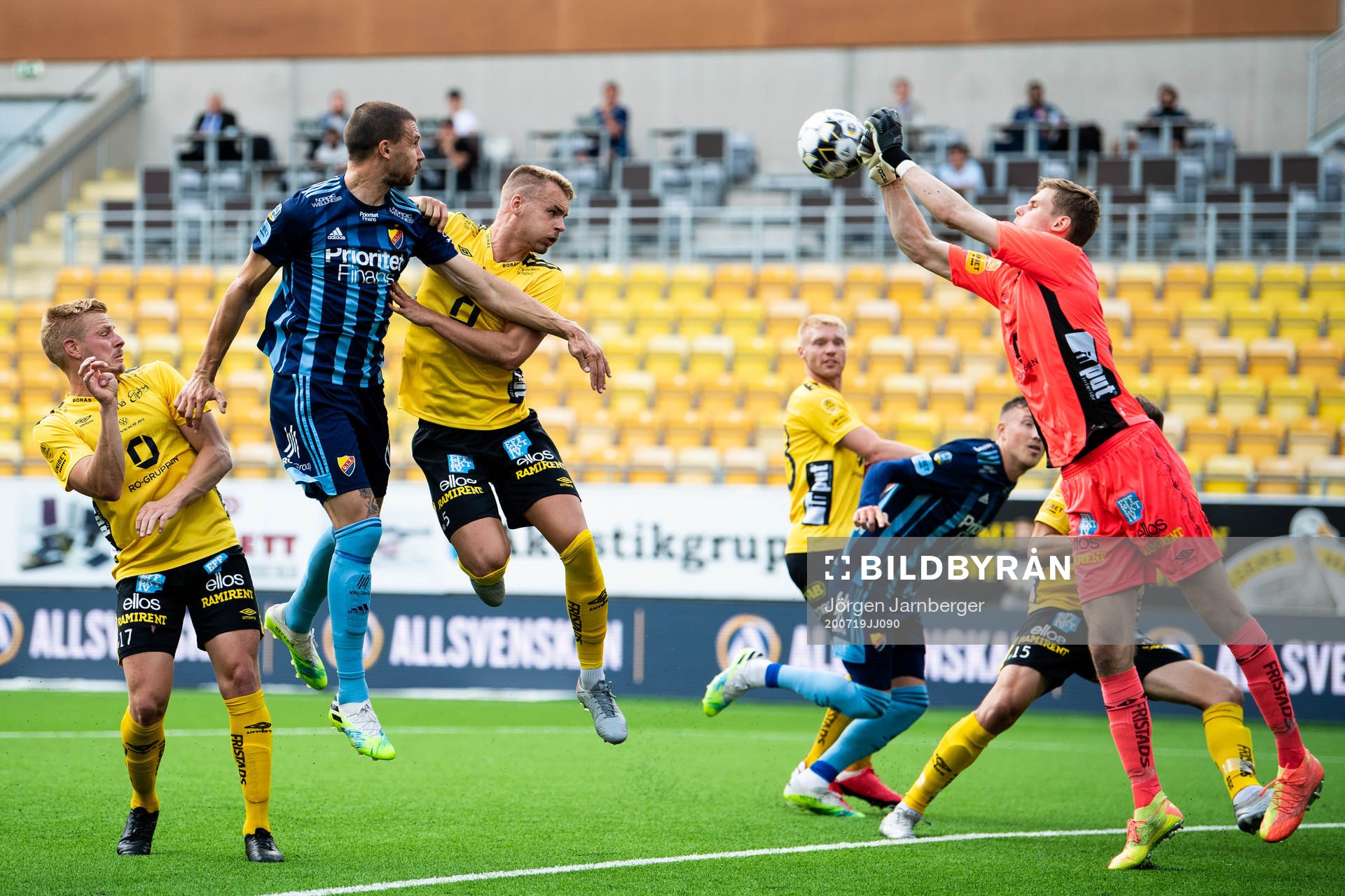 Djurgårdens Erik Berg i kamp md Elfsborgs Per Frick, Gustav Henriksson och målvakt Tim Rönning under fotbollsmatchen i Allsvenskan mellan Elfsborg och Djurgården den 19 juli 2020 i Borås.