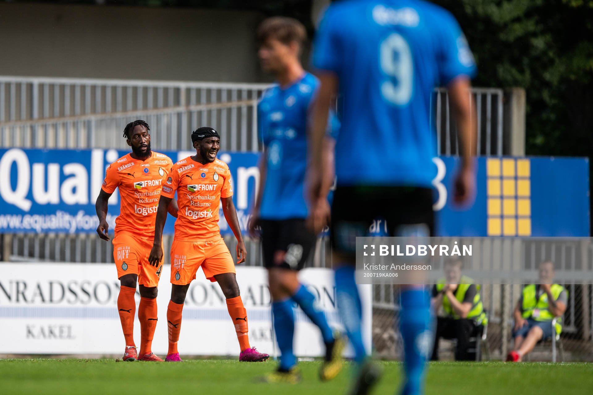 AFC Eskilstunas Chidi Dauda Omeje (h) jublar med Abdel