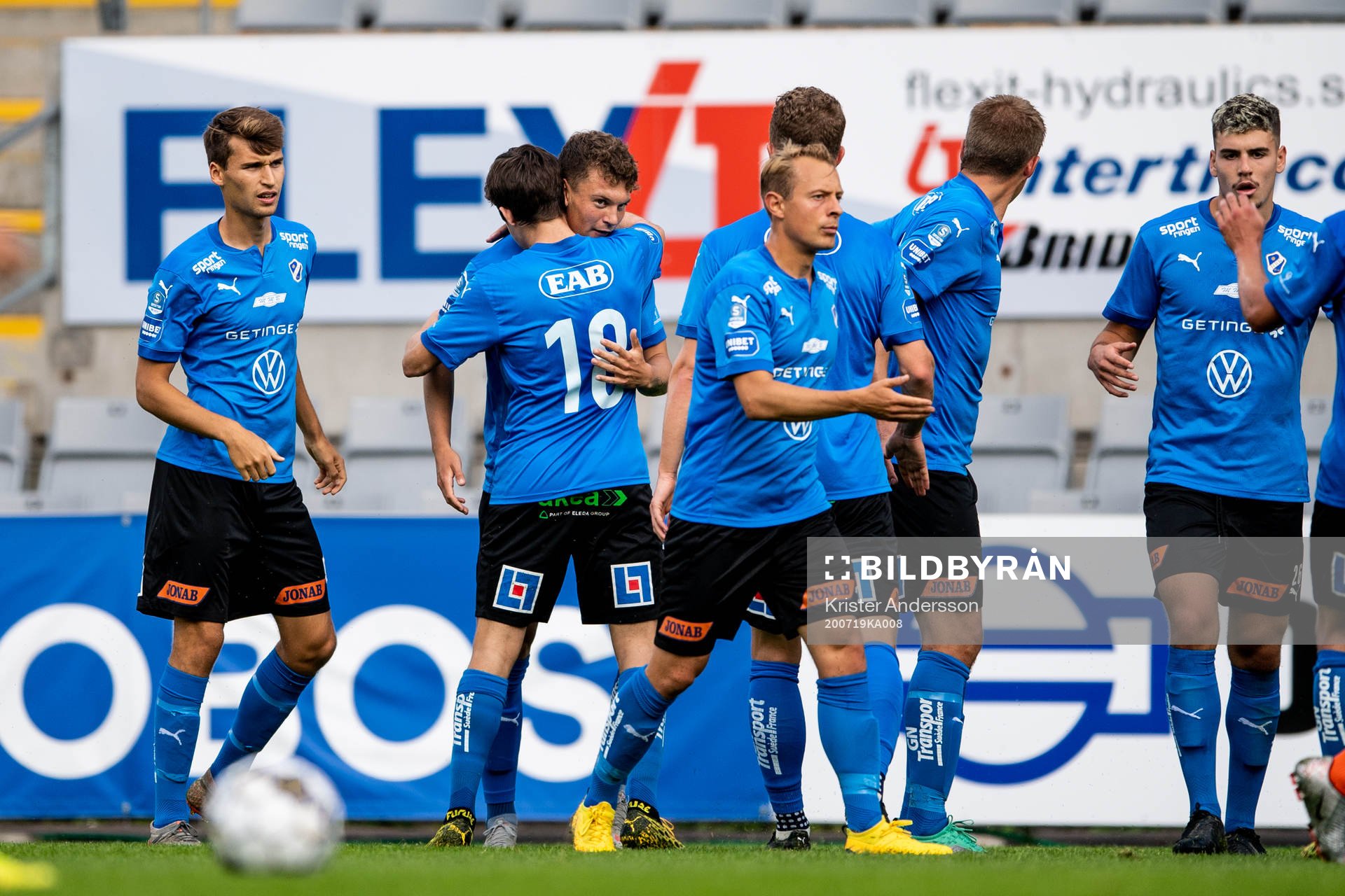 Halmstads Samuel Kroon jublar med lagkamrater