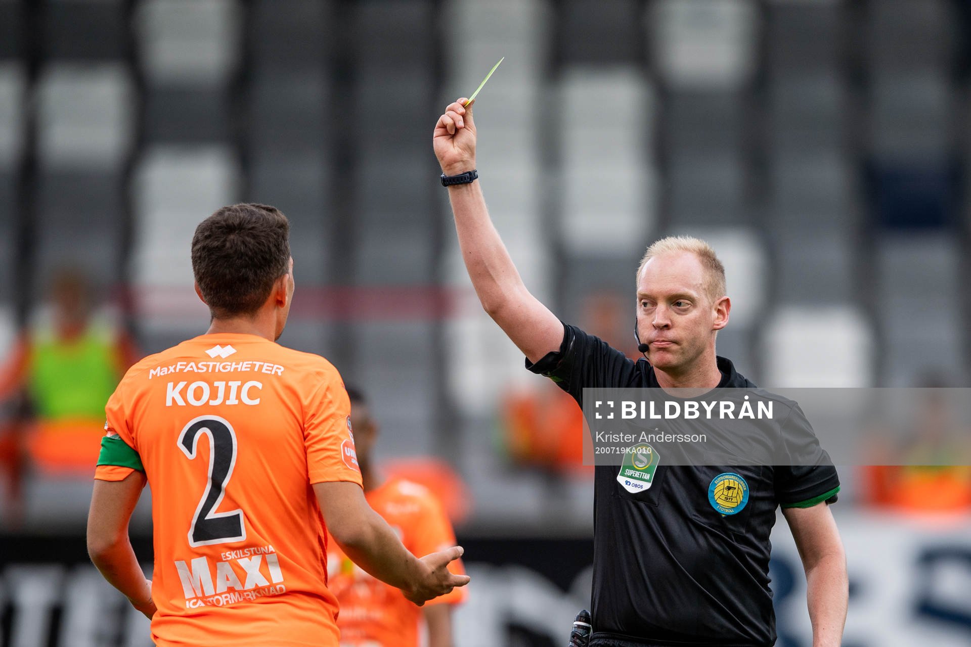 Domare Per Melin visar ett gult kort till AFC Eskilstunas
