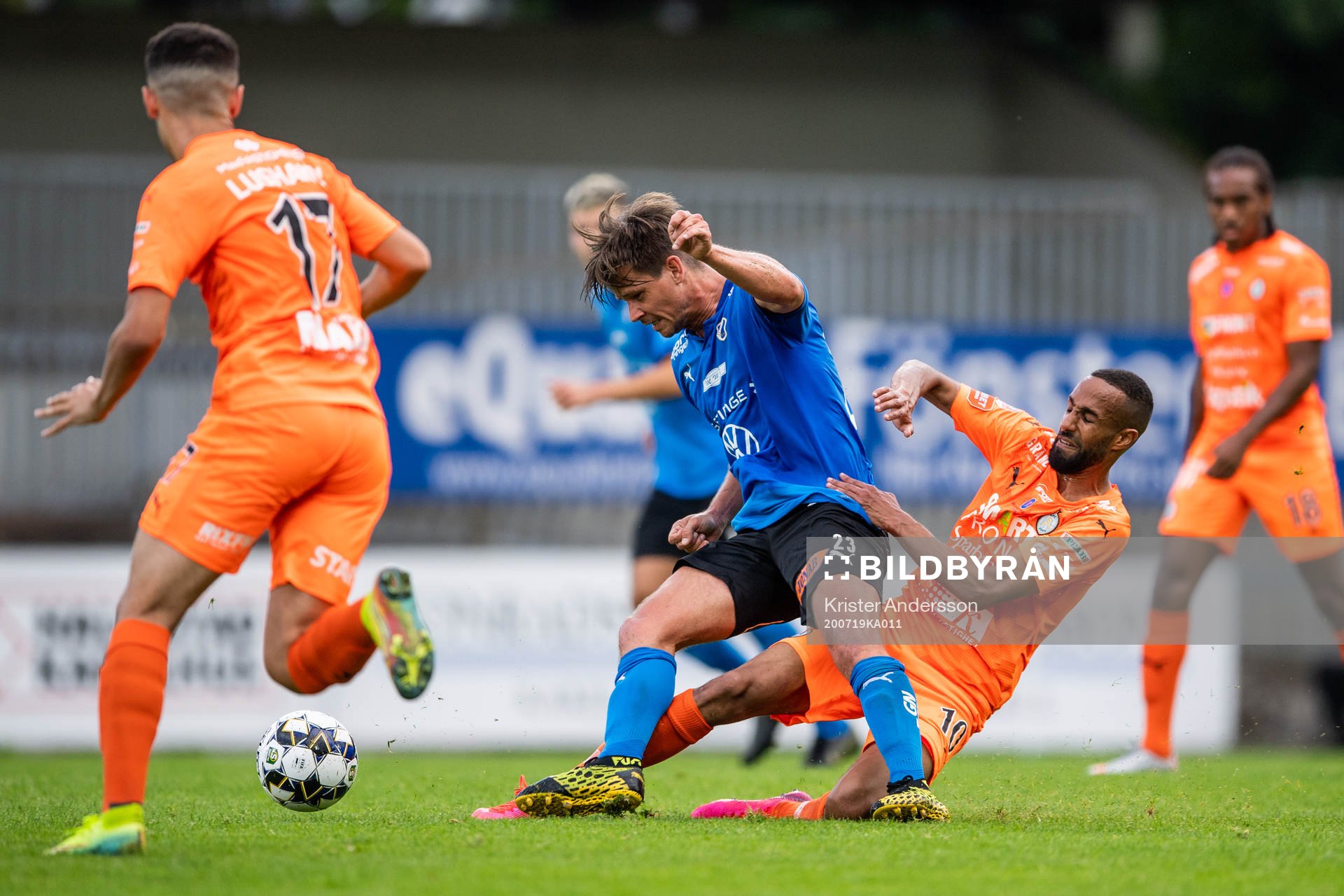 Halmstads Dusan Djuric och AFC Eskilstunas Ferid Ali