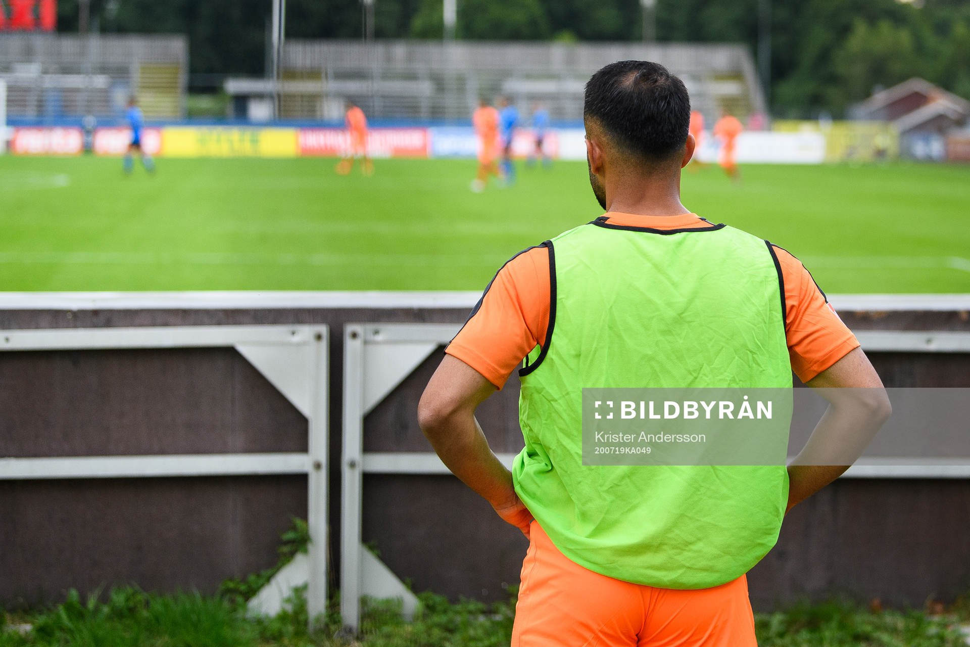 AFC Eskilstunas spelare som ser på matchen från sidan