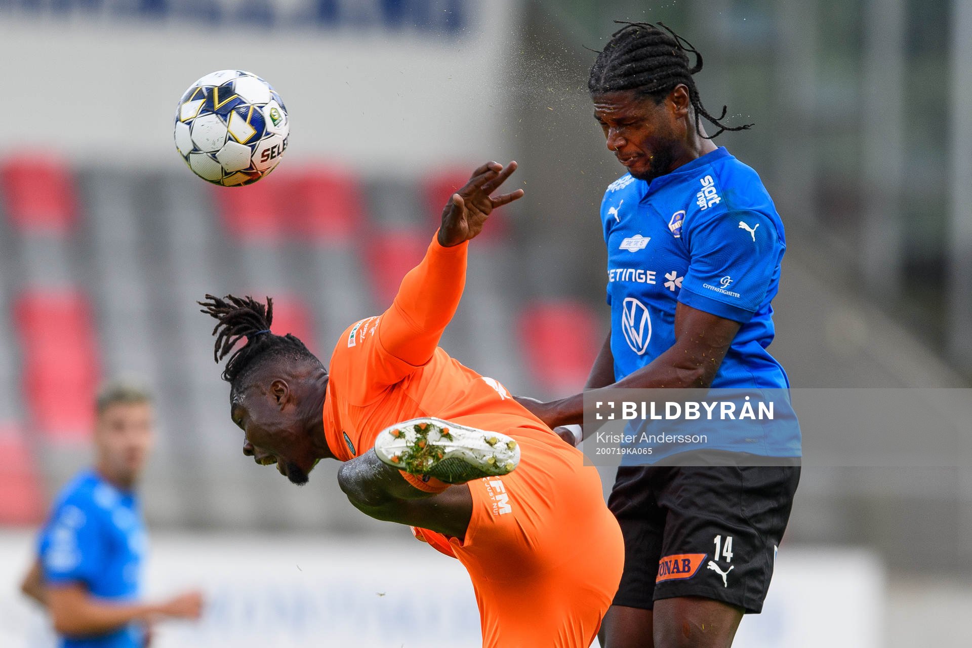 AFC Eskilstunas Samuel Nnamani och Halmstads Joseph Baffo