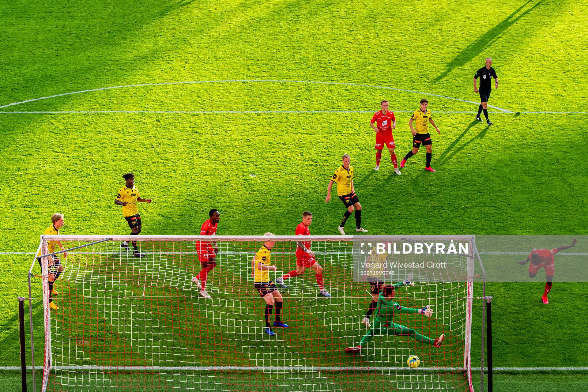 Gilbert Koomson of Brann scores the 1-1 goal behind