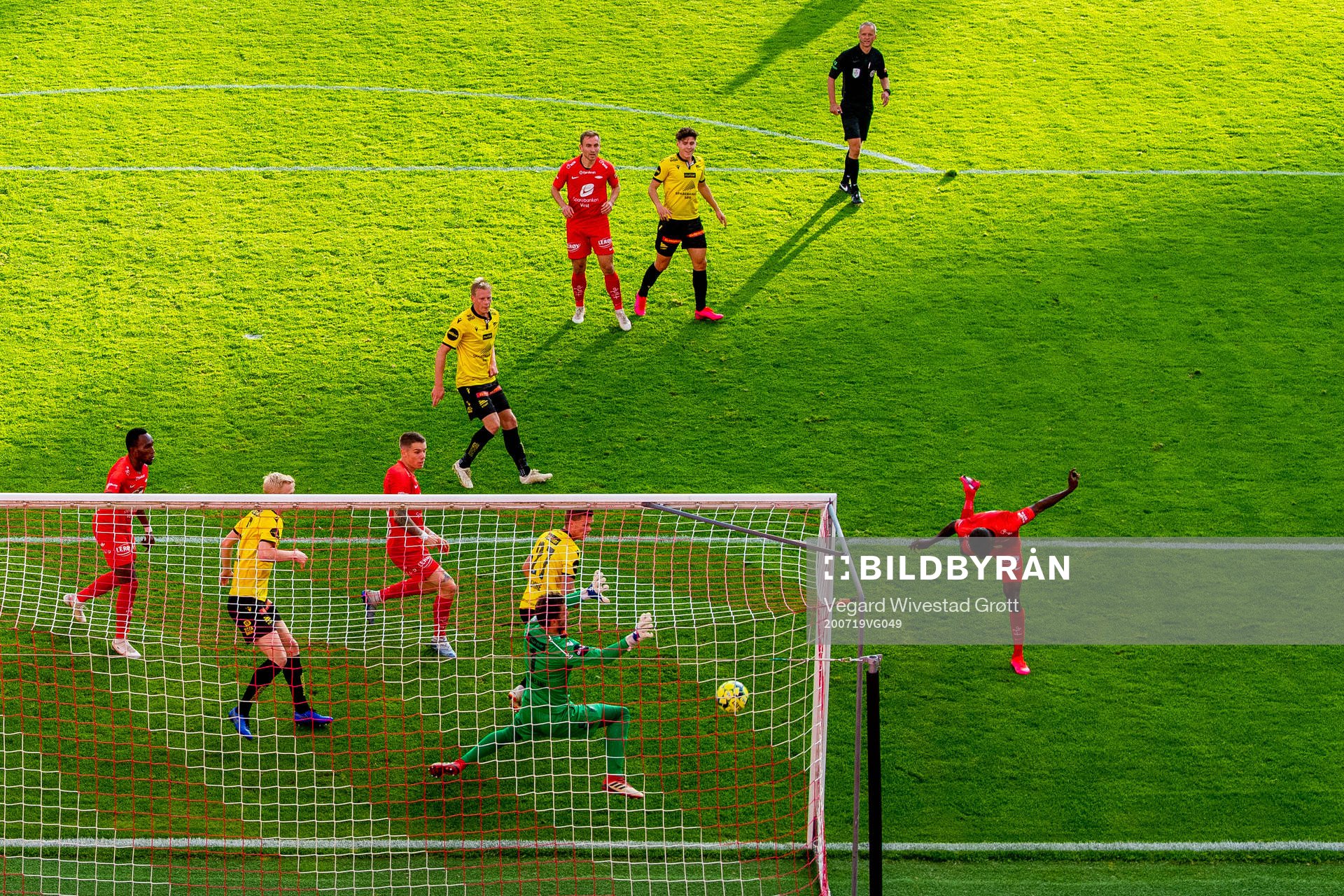 Gilbert Koomson of Brann scores the 1-1 goal behind