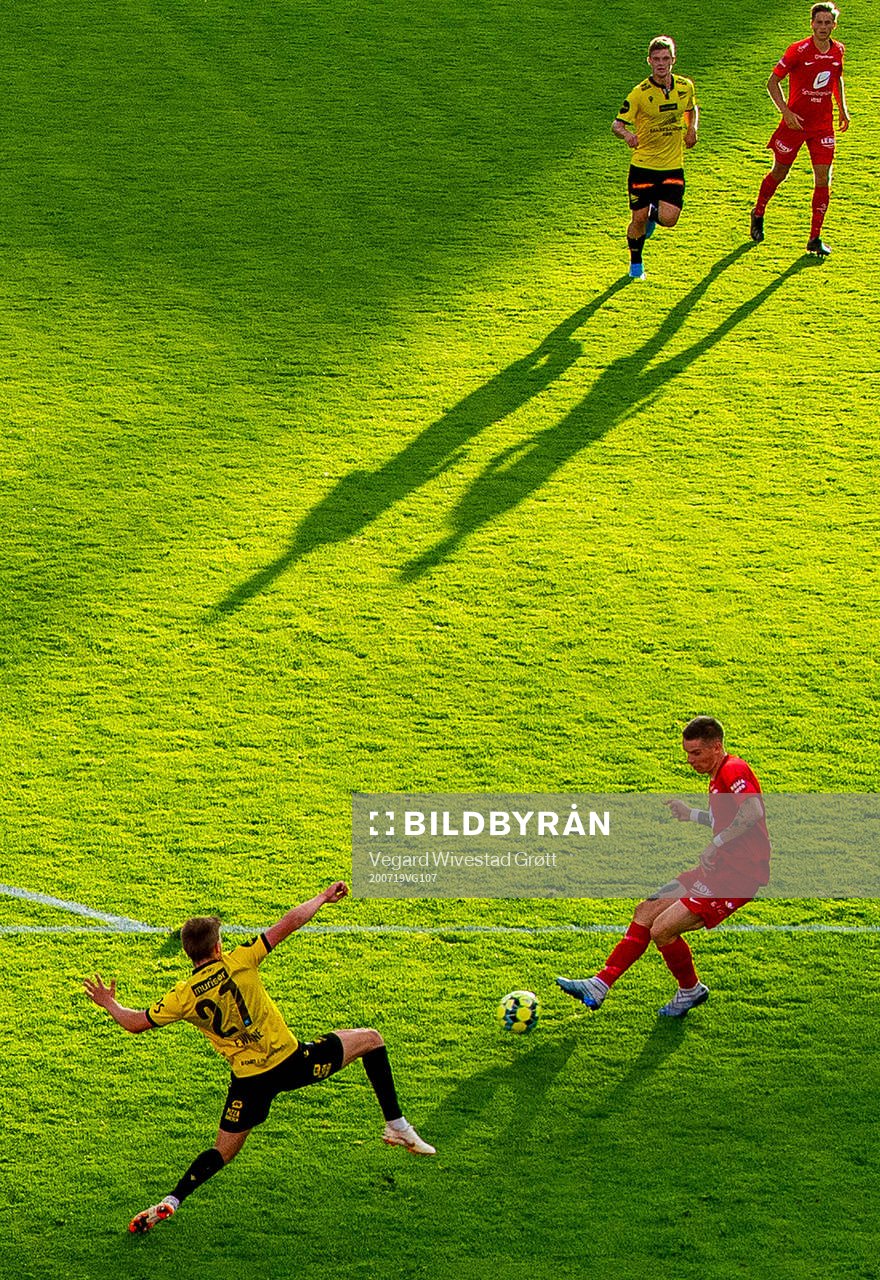 Eirik Wichne of Start and Robert Taylor of Brann