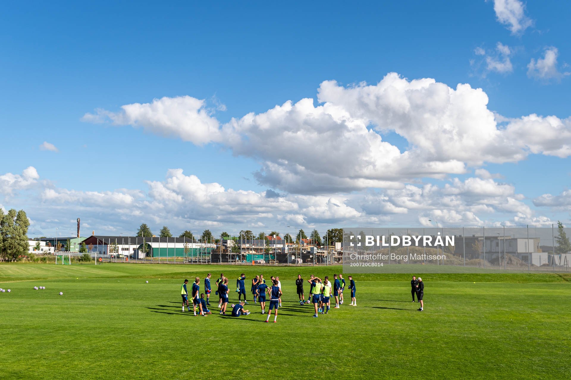 Ängelholms spelare samlas under en fotbollsträning med Ängelholms FF den 20 juli 2020 i Ängelholm.