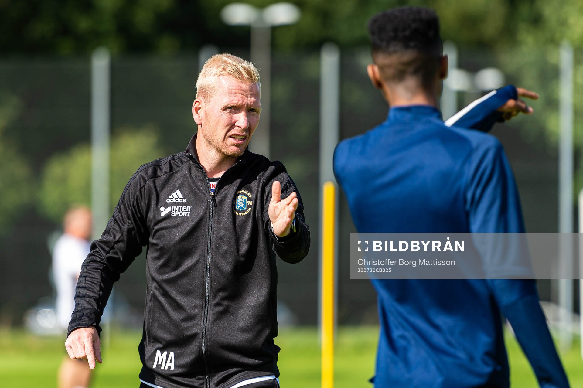 Tränare Mattias Adelstam i samtal med en spelare