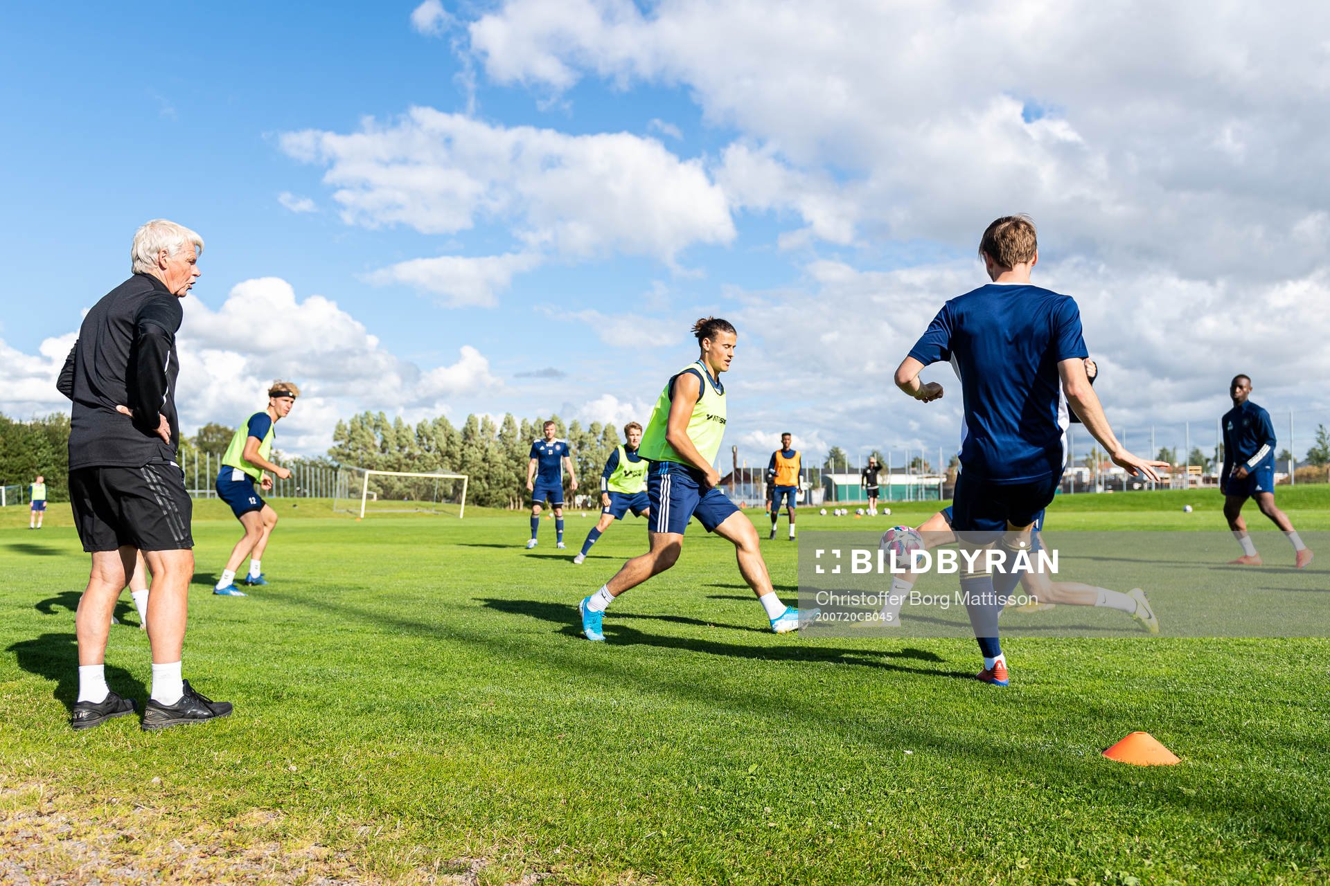 Tränare Karl-Gunnar Björklund instruerar spelarna