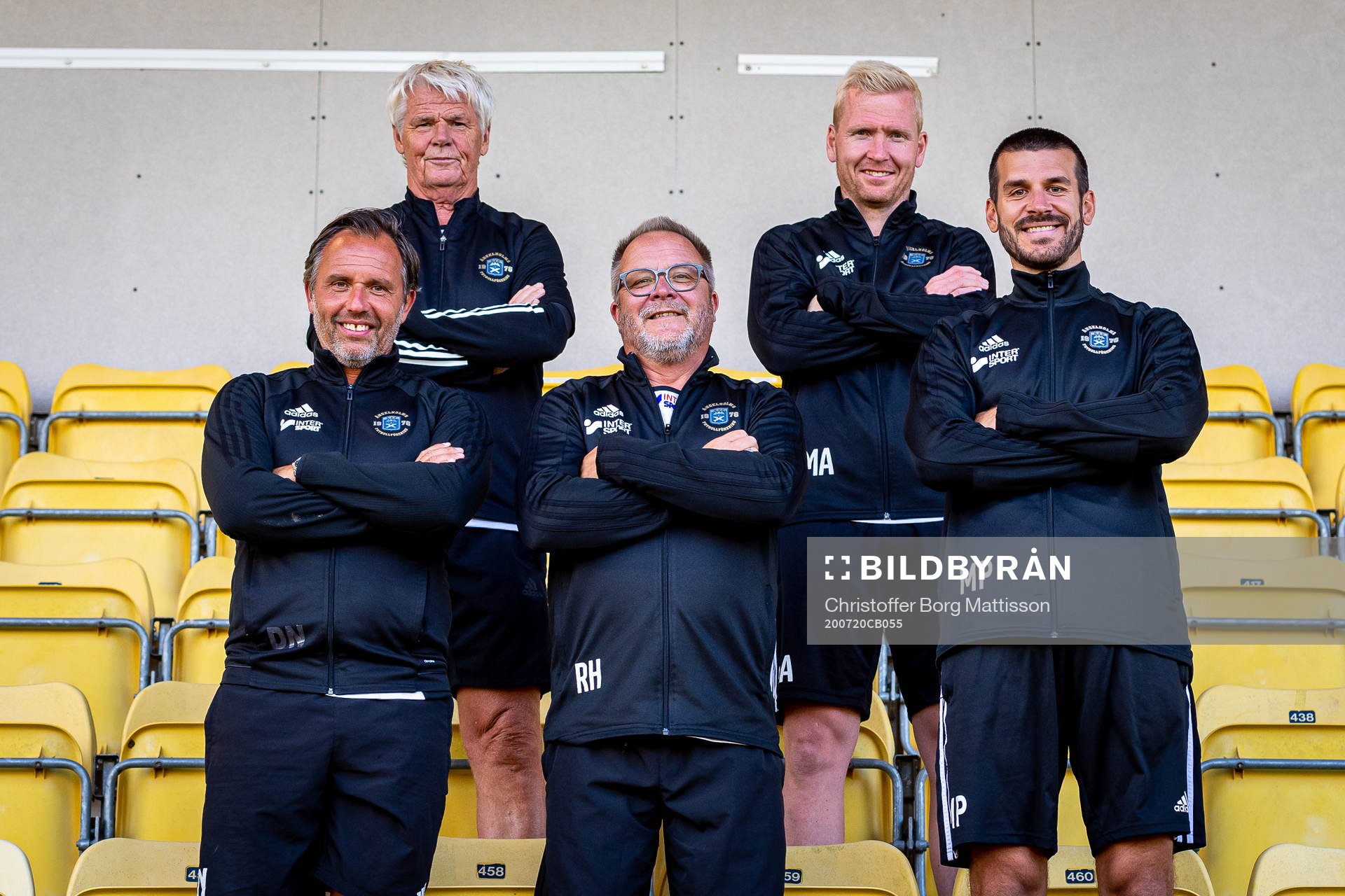 Bakre ledet från vänster: Tränare Karl-Gunnar Björklund och Mattias Adelstam, Främre ledet från vänster: Fystränare Dan Norberg, Tränare Roar Hansen och Målvaktstränare Matthew Pyzdrowski poserar för ett porträtt under en fotbollsträning med Ängelholms FF den 20 juli 2020 i Ängelholm.