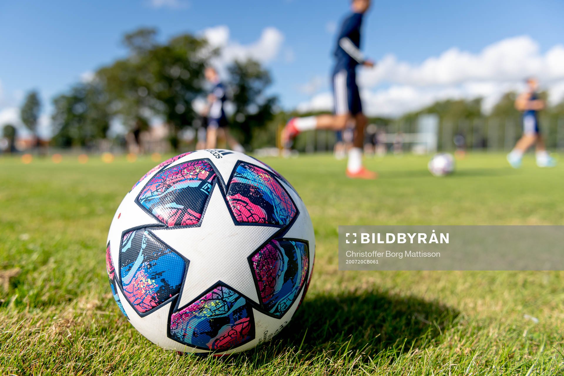En fotboll ligger på gräsmattan