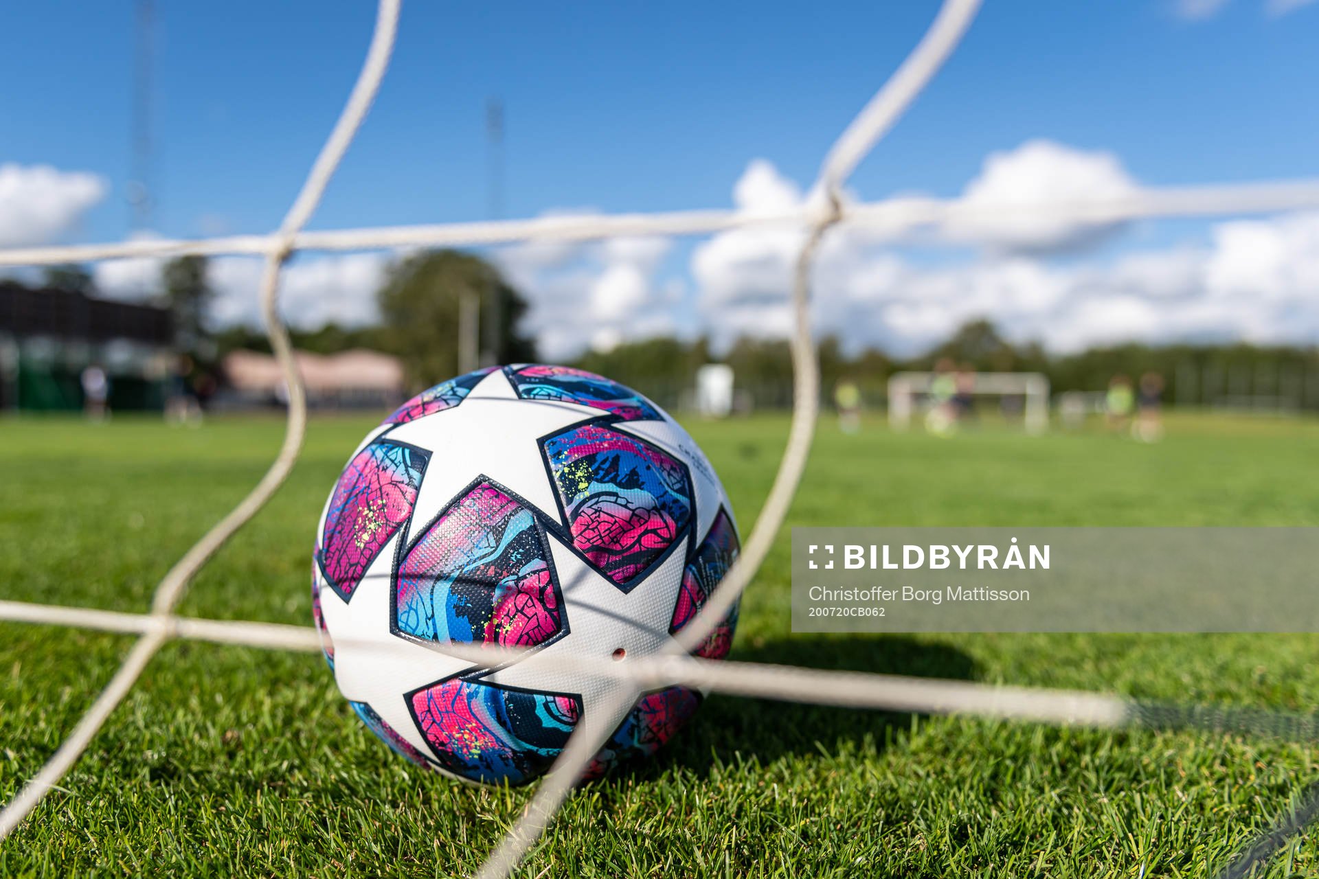 En fotboll ligger i ena målet