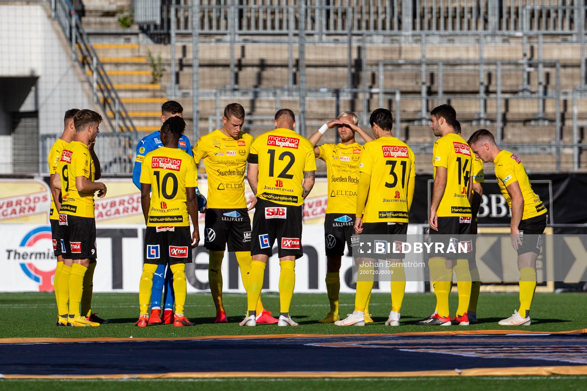 Mjällbys spelare samlas i en ring