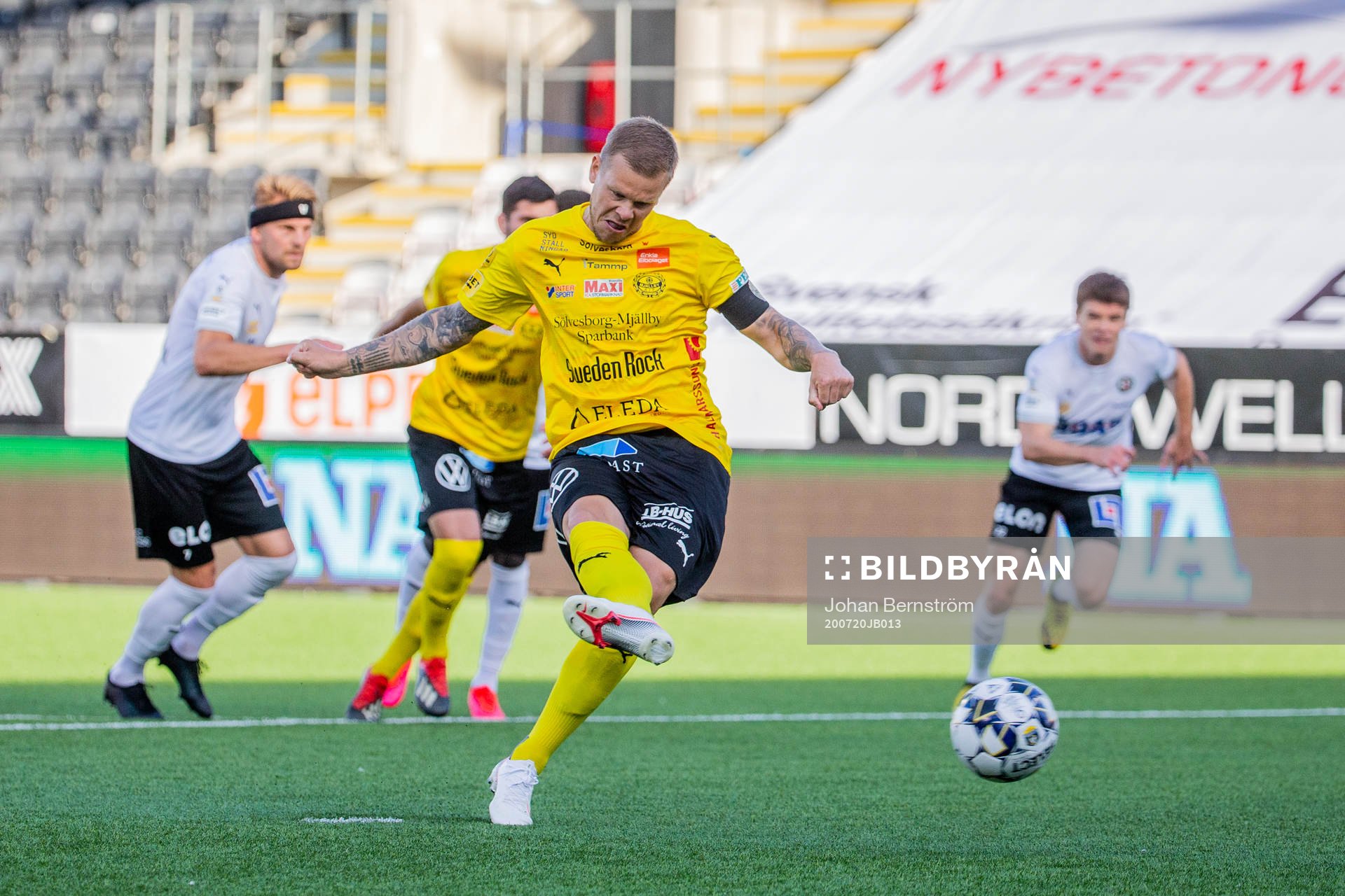 Mjällbys David Löfquist gör 0-1 på straff