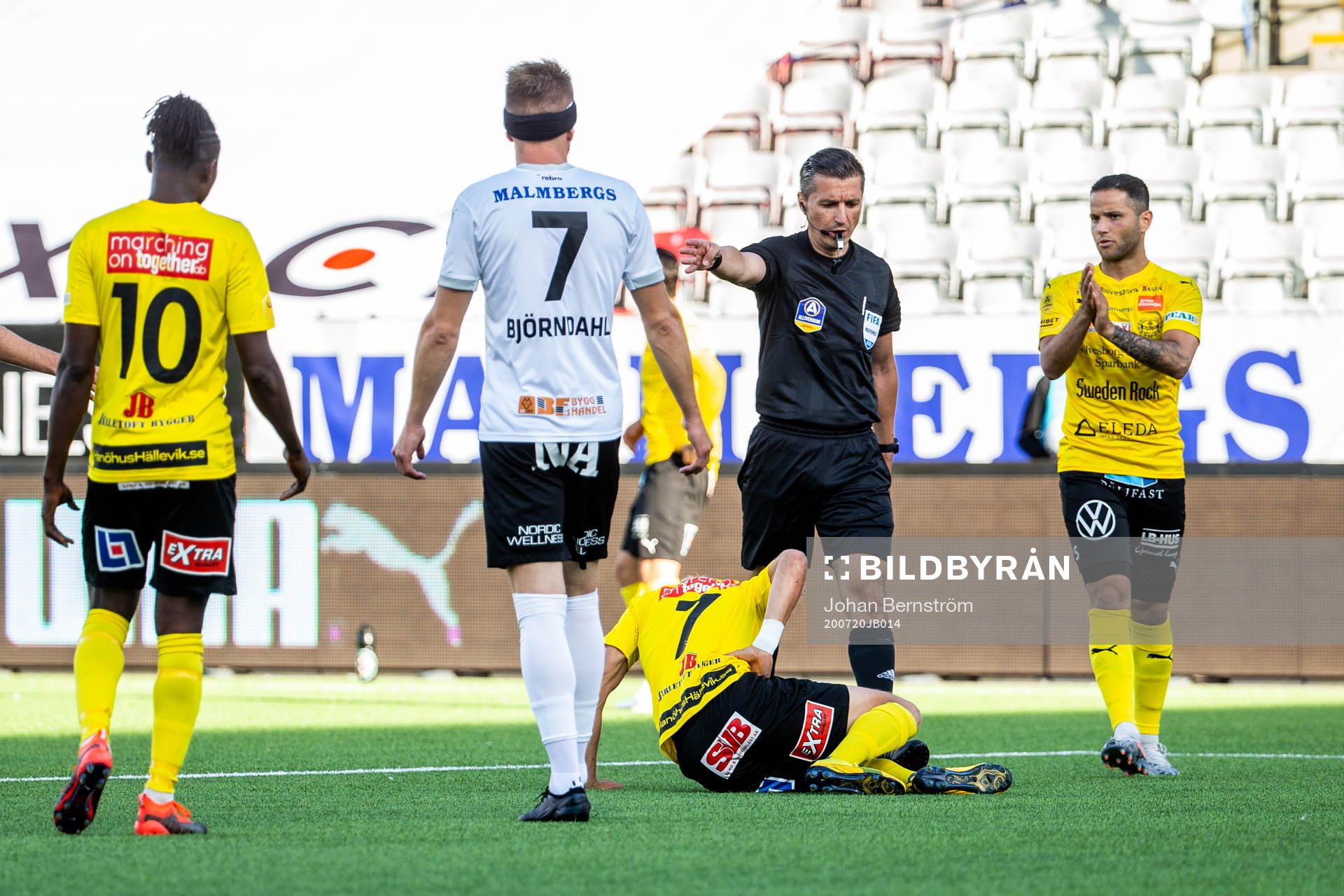 Domare Bojan Pandzic signalerar för straff