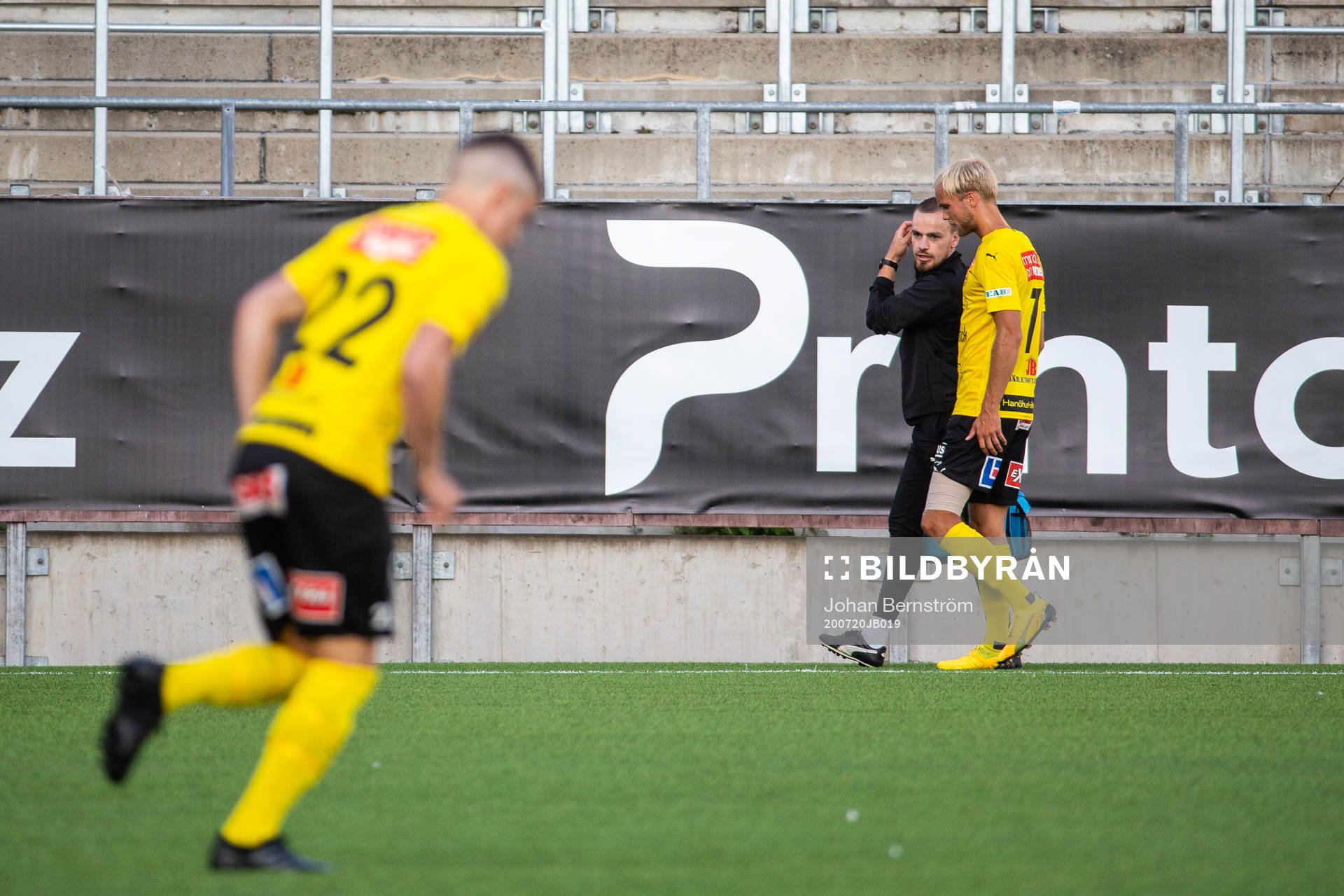 Mjällbys Viktor Gustafson lämnar planen skadad under fotbollsmatchen i Allsvenskan mellan Örebro och Mjällby den 20 juli 2020 i Örebro.