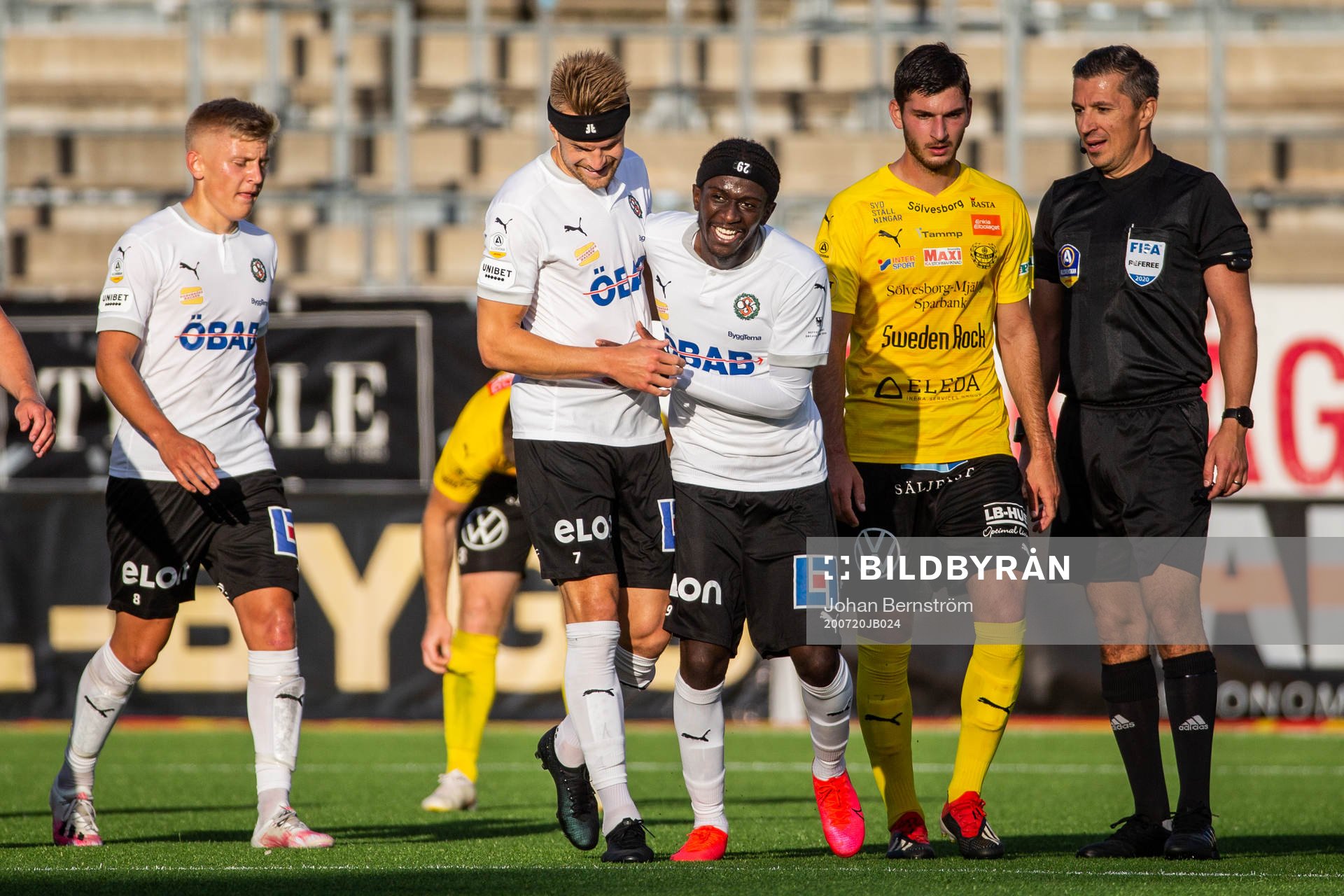 Örebros Erik Björndahl jublar tillsammans med Jack Lahne efter 1-1 under fotbollsmatchen i Allsvenskan mellan Örebro och Mjällby den 20 juli 2020 i Örebro.