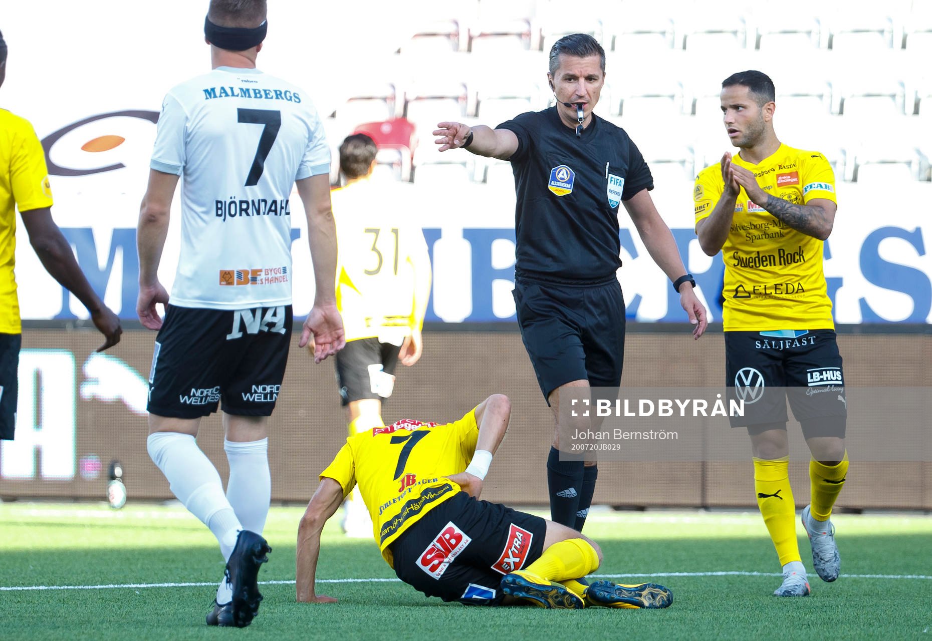 Domare Bojan Pandzic blåser straff för Mjällby