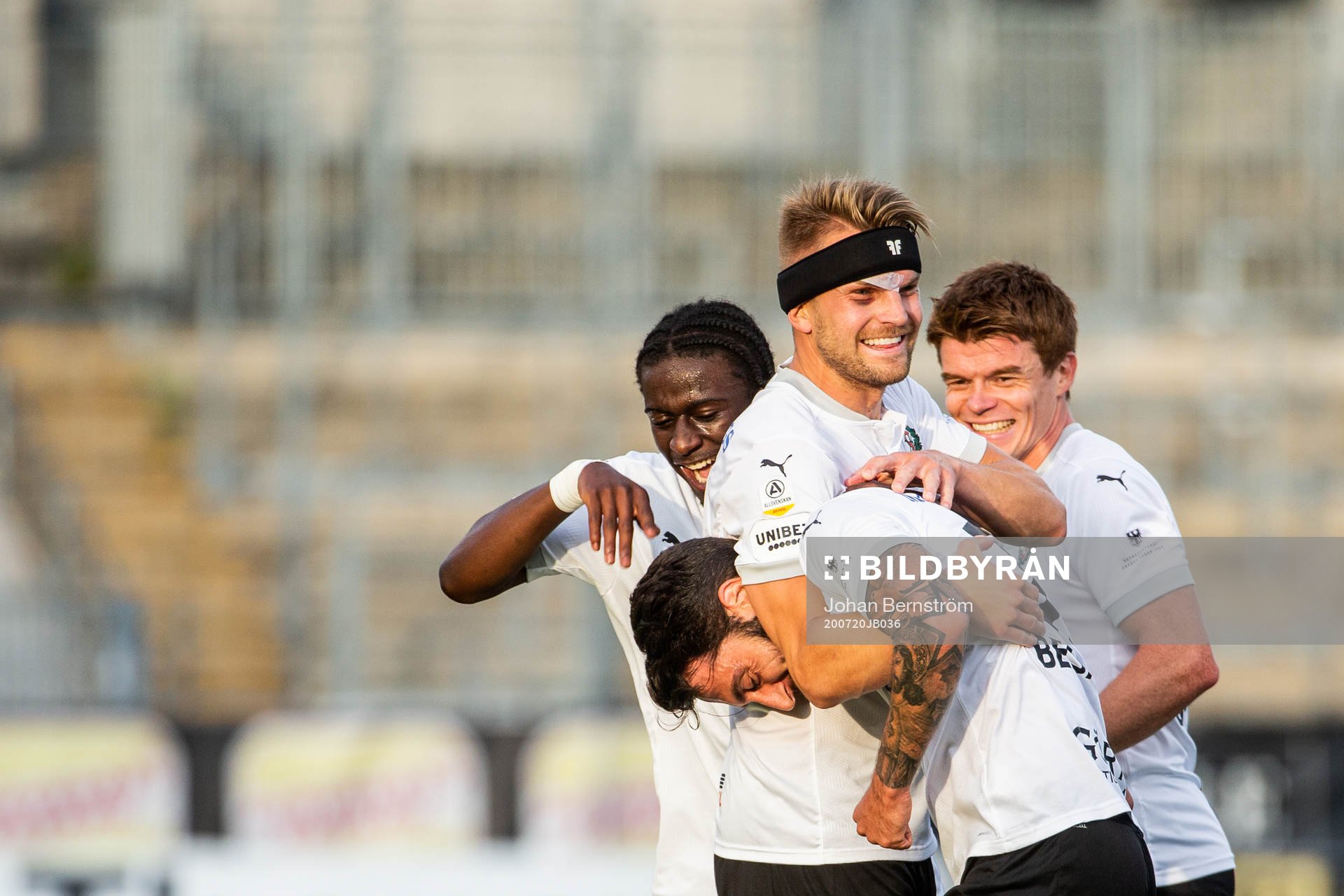 Örebros Nahir Besara jublar tillsammans med Örebros Erik Björndahl efter 2-1 under fotbollsmatchen i Allsvenskan mellan Örebro och Mjällby den 20 juli 2020 i Örebro.