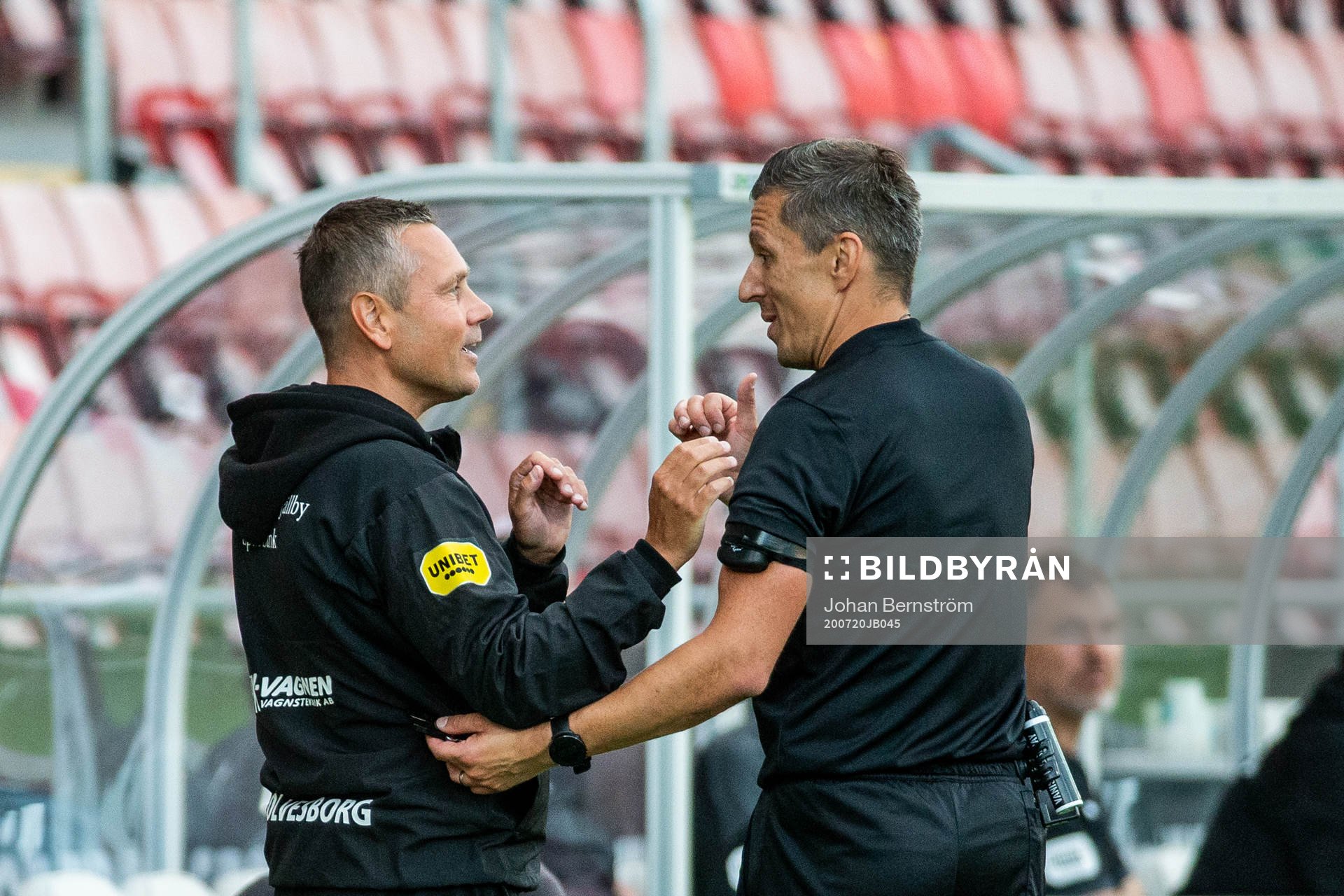 Mjällbys tränare Marcus Lantz diskuterar med Bojan Pandzic