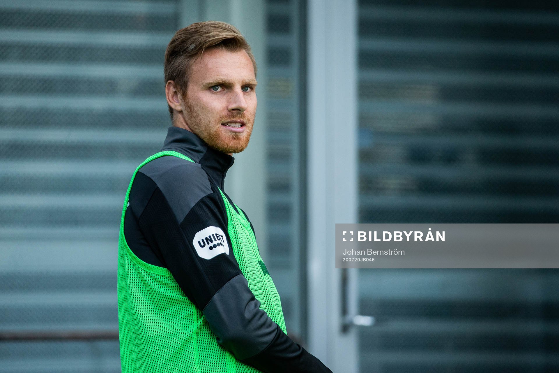 Örebros målvakt Jake Mcguire värmer upp