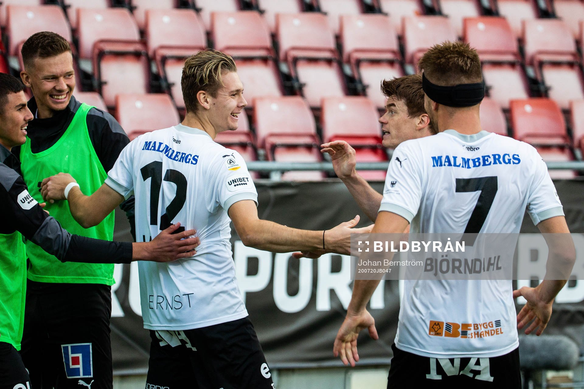 Örebros Jake Larsson jublar med lagkamrater