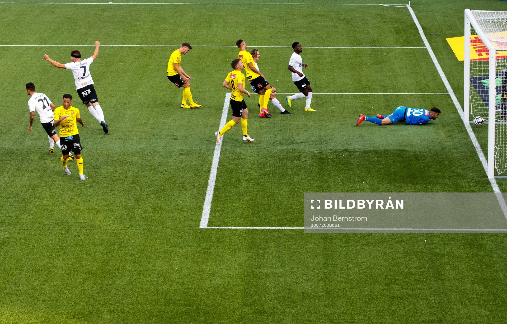 Örebros Nahir Besara (ej i bild) gör 2-1 och Erik