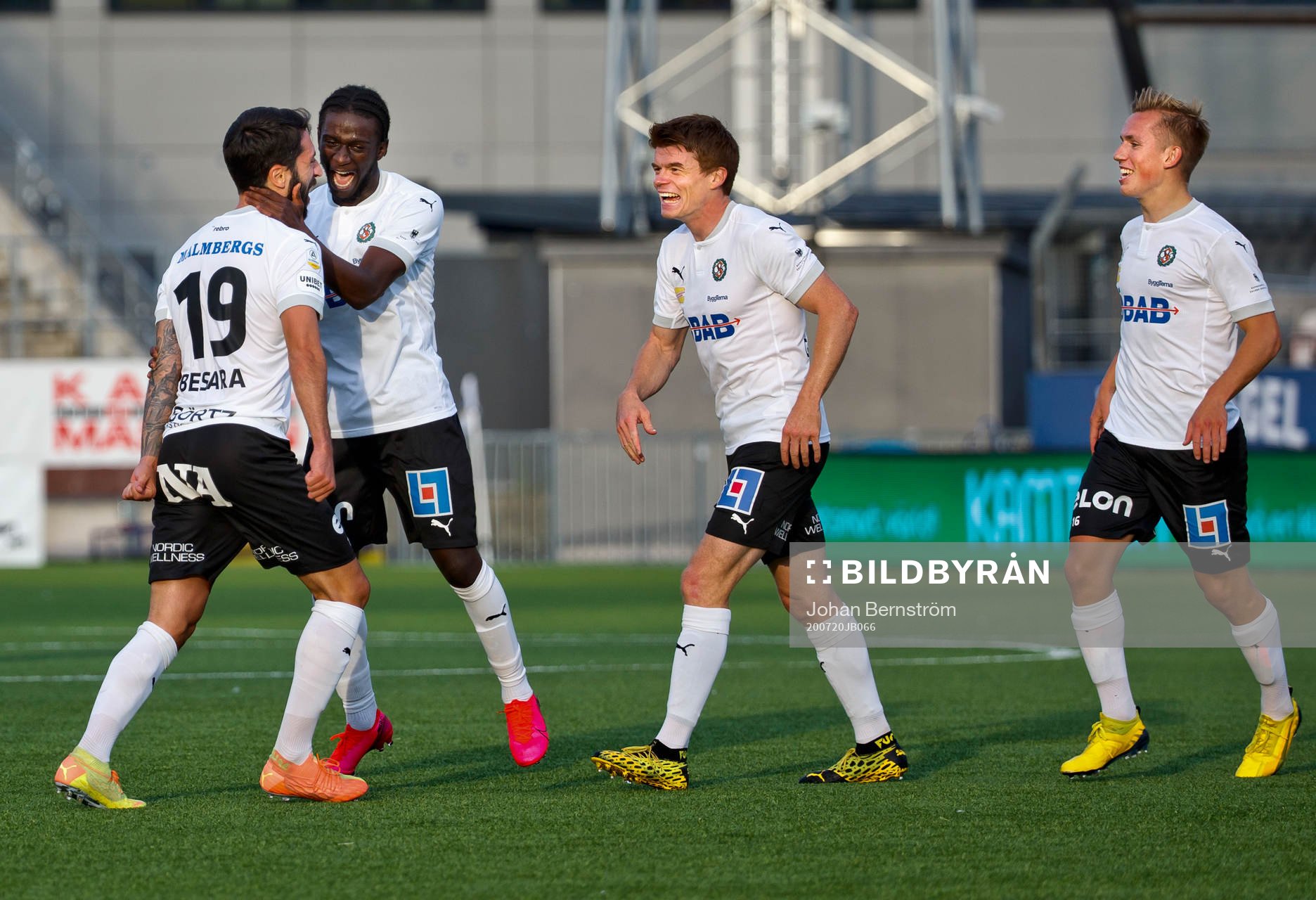 Örebros Nahir Besara gör 2-1 och jublar med Jack Lahne, Albin Granlund och David Seger under fotbollsmatchen i Allsvenskan mellan Örebro och Mjällby den 20 juli 2020 i Örebro.