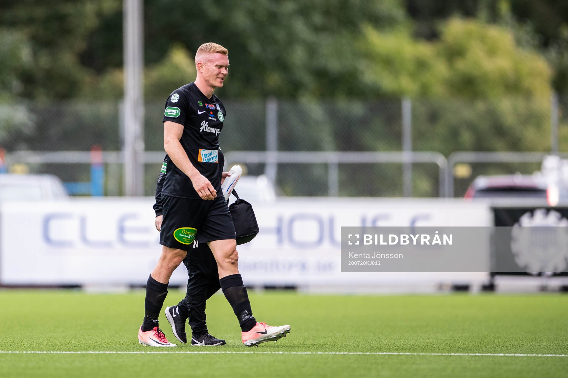 Västerås David Engström lämnas planen