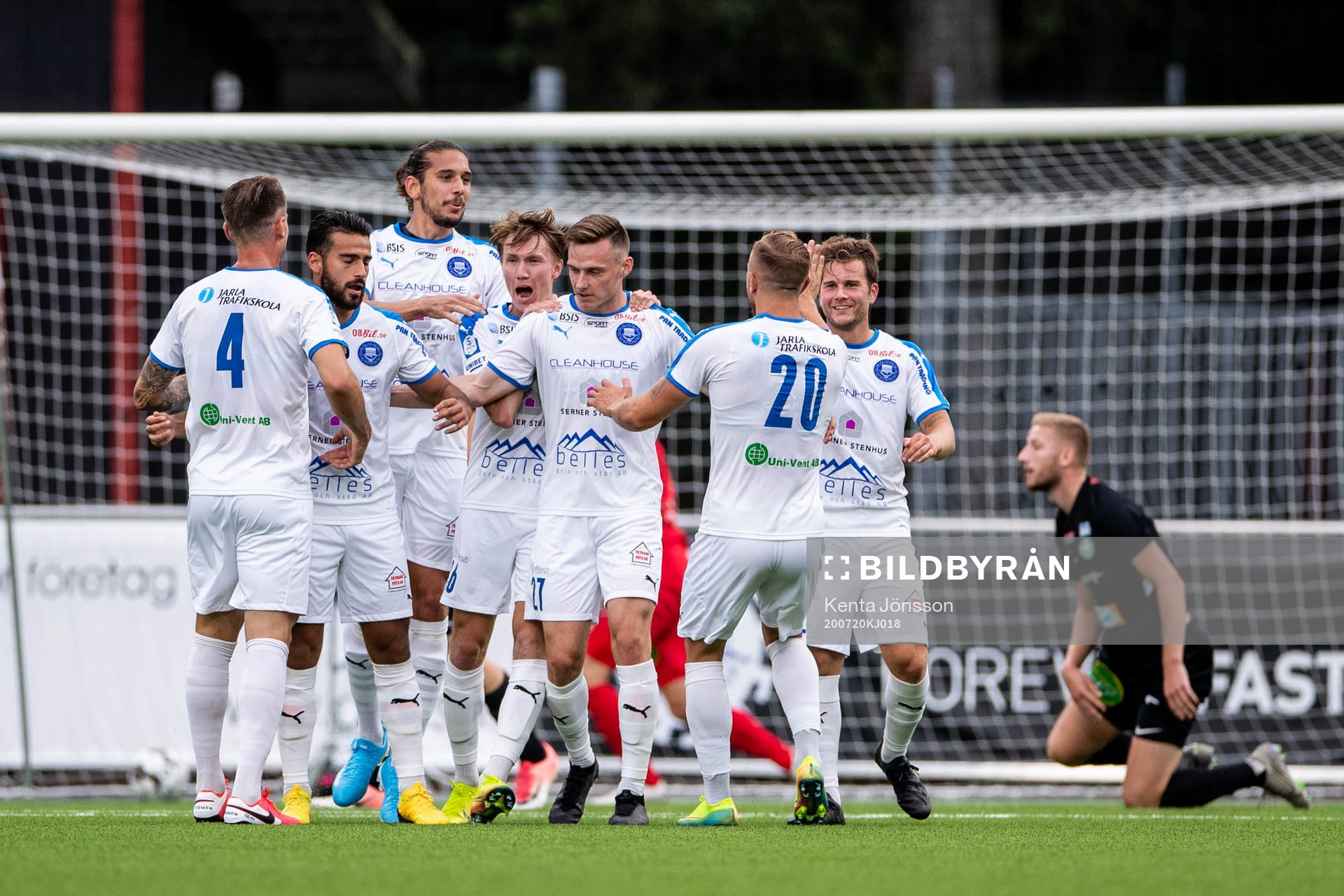 Akropolis Mattias Bouvin jublar med lagkamrater
