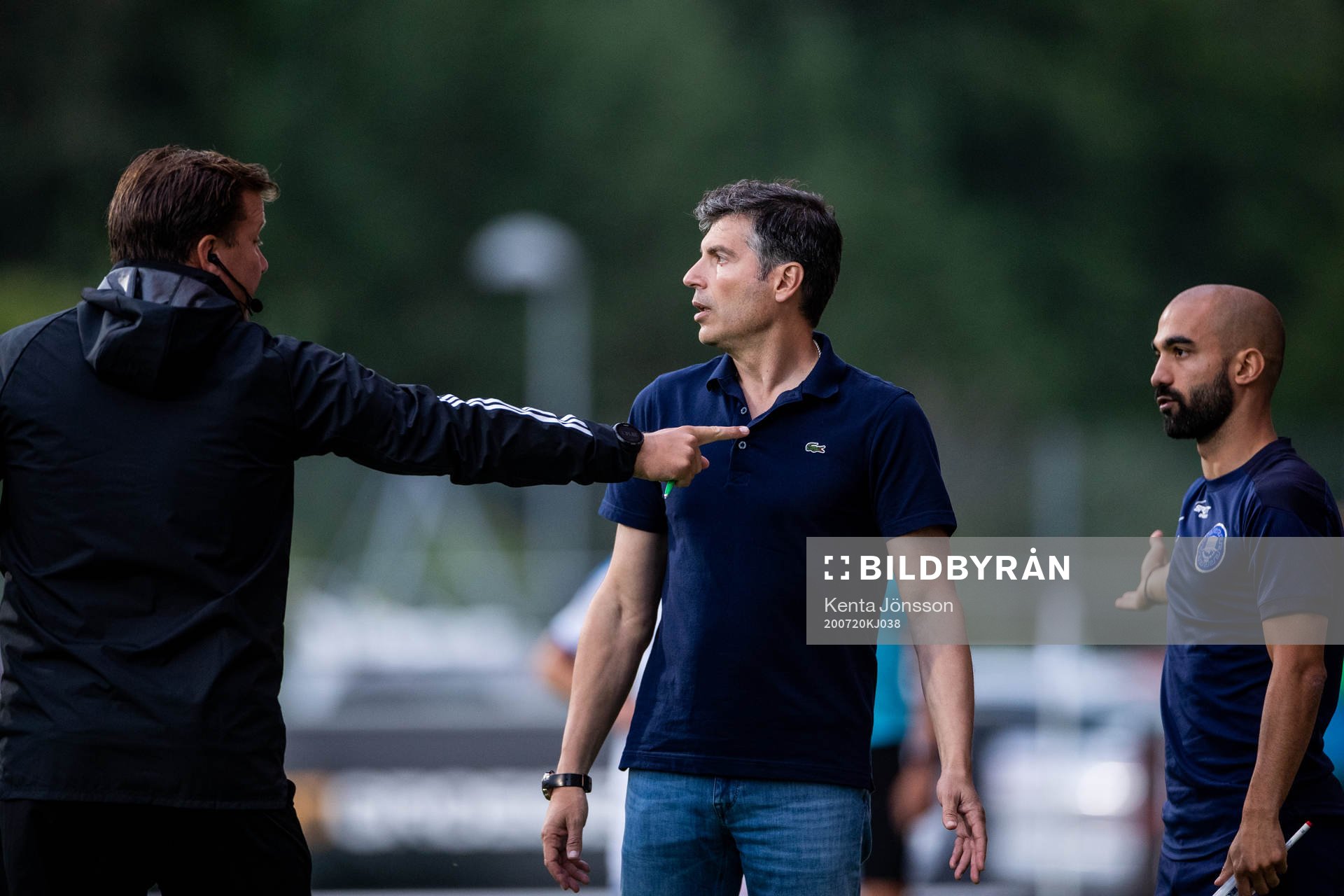 Akropolis assisterande tränare Athanasios Papadopoulos (h) blir utvisad under fotbollsmatchen i Superettan mellan Akropolis och Västerås SK den 20 juli 2020 i Stockholm.
