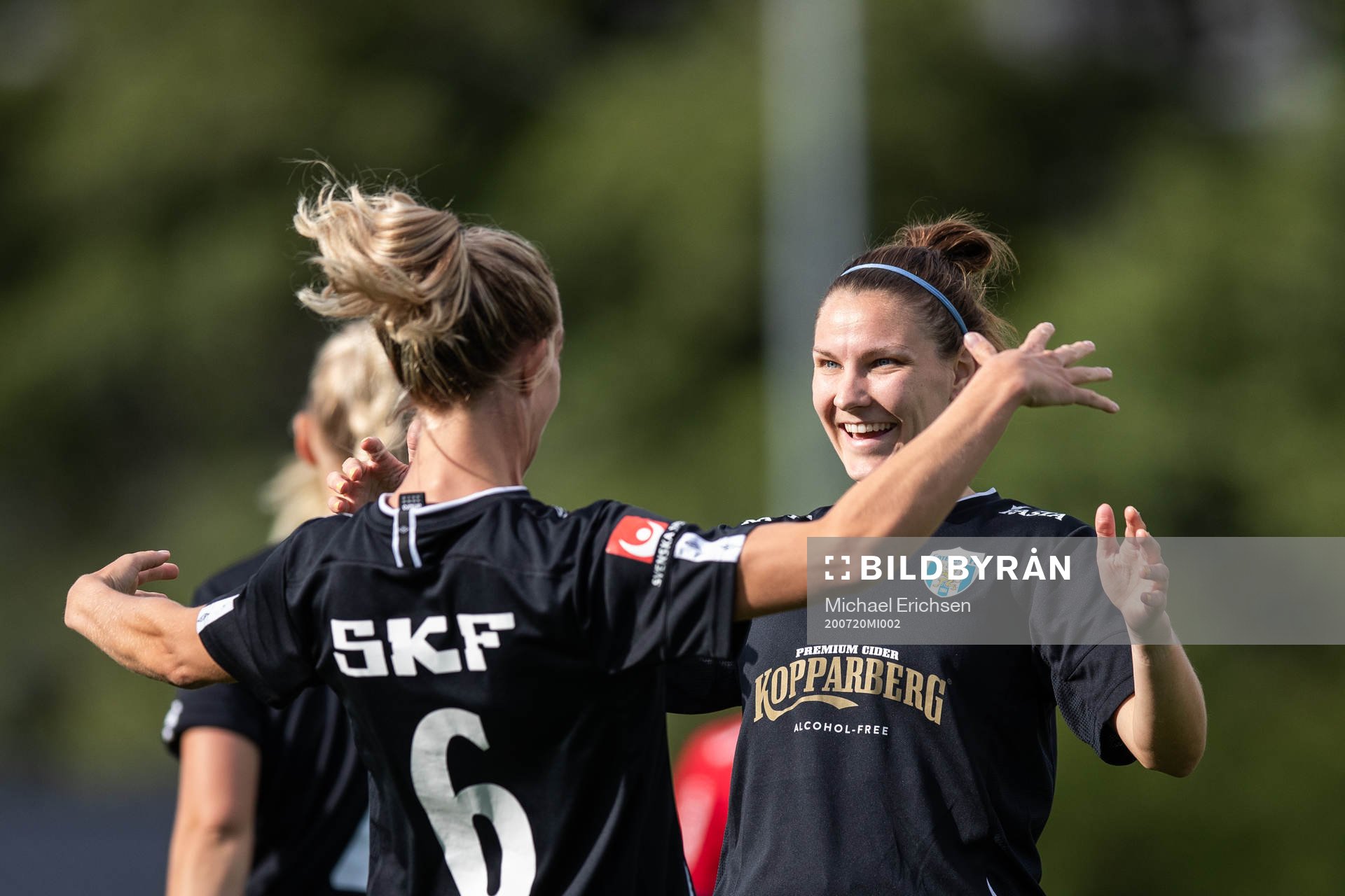 Göteborgs Julia Roddar och Natalia Kuikka jublar