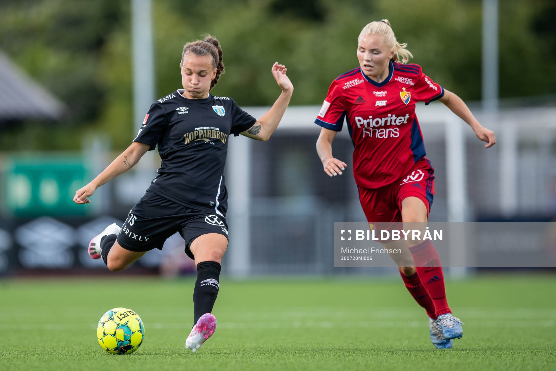 Göteborgs Julia Zigiotti Olme och Djurgårdens Louise Hvarfner under fotbollsmatchen i Damallsvenskan mellan Kopparbergs/Göteborg och Djurgården den 20 juli 2020 i Göteborg.