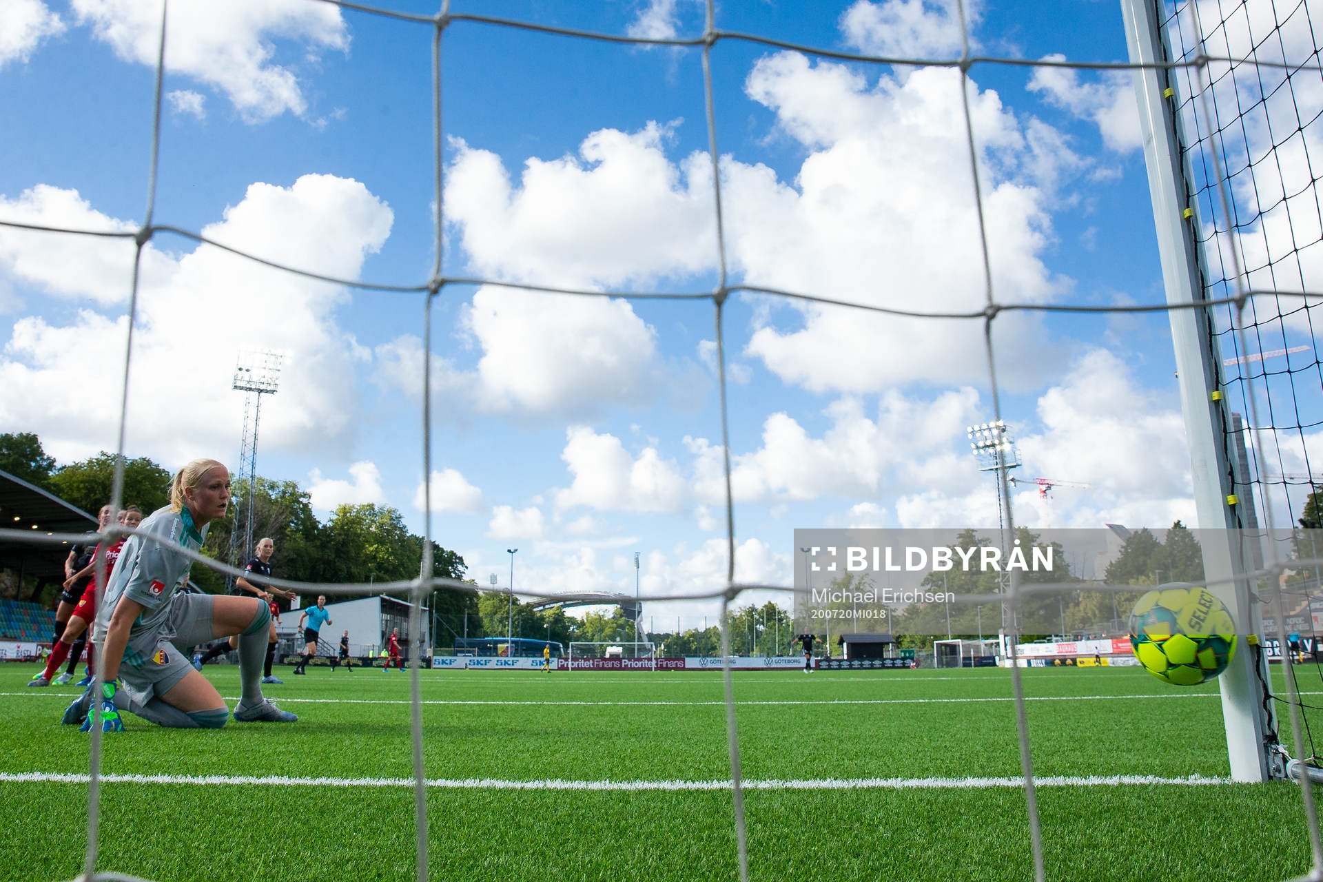 Djurgårdens målvakt Kathrine Østergaard Larsen ser
