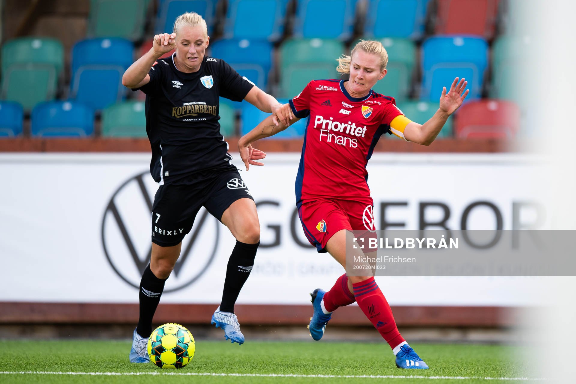 Göteborgs Stina Blackstenius i kamp med Djurgårdens Rachel Bloznalis under fotbollsmatchen i Damallsvenskan mellan Kopparbergs/Göteborg och Djurgården den 20 juli 2020 i Göteborg.