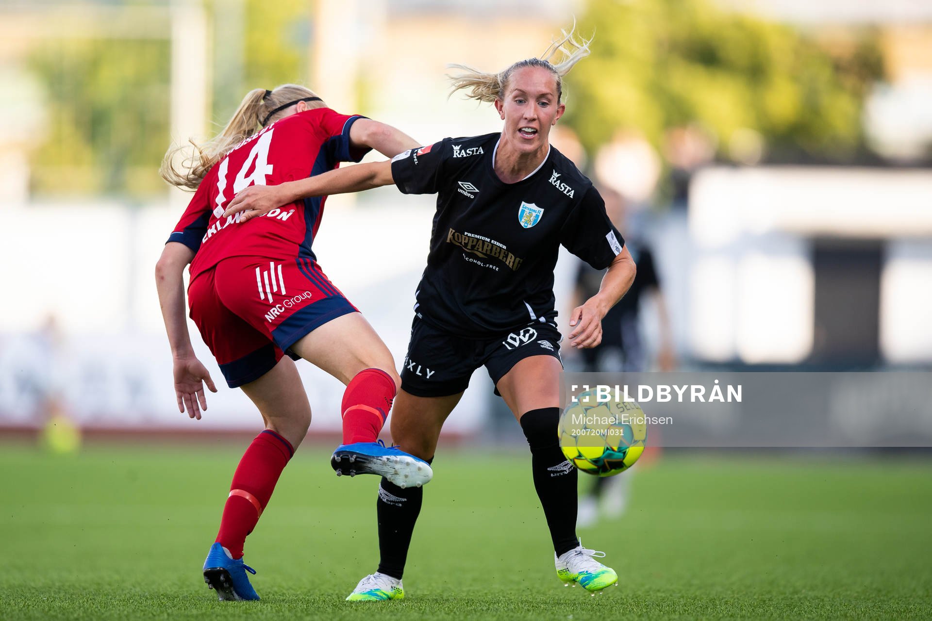 Djurgårdens Camilla Huseby och Göteborgs Julia Roddar under fotbollsmatchen i Damallsvenskan mellan Kopparbergs/Göteborg och Djurgården den 20 juli 2020 i Göteborg.