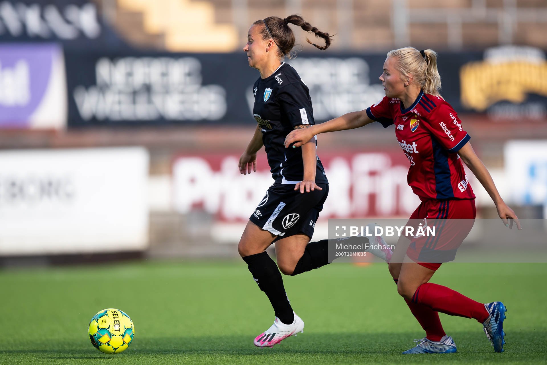 Göteborgs Julia Zigiotti Olme före Djurgårdens Camilla Huseby under fotbollsmatchen i Damallsvenskan mellan Kopparbergs/Göteborg och Djurgården den 20 juli 2020 i Göteborg.
