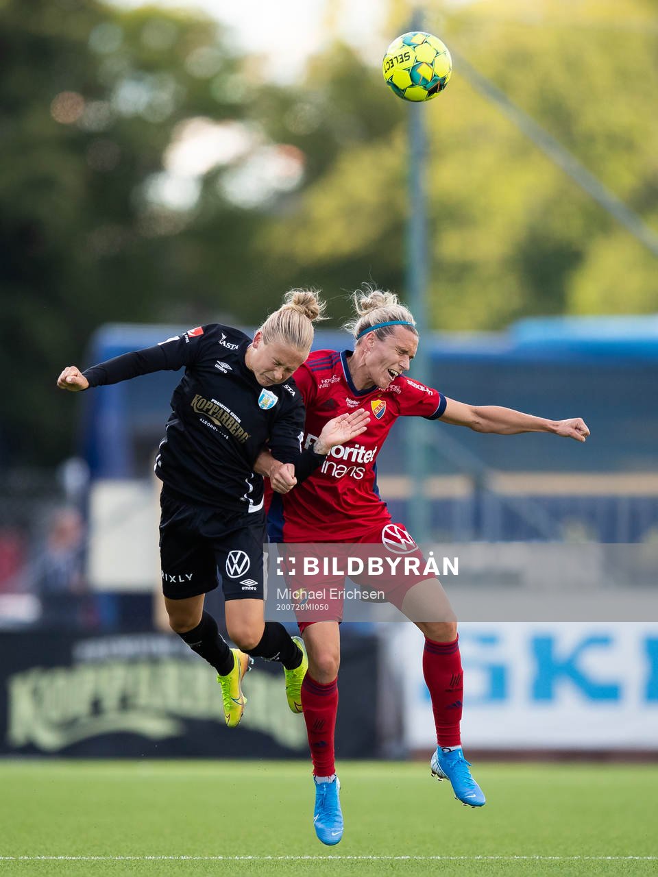 Göteborgs Filippa Curmark i kamp med Djurgårdens Hannah Wilkinson under fotbollsmatchen i Damallsvenskan mellan Kopparbergs/Göteborg och Djurgården den 20 juli 2020 i Göteborg.