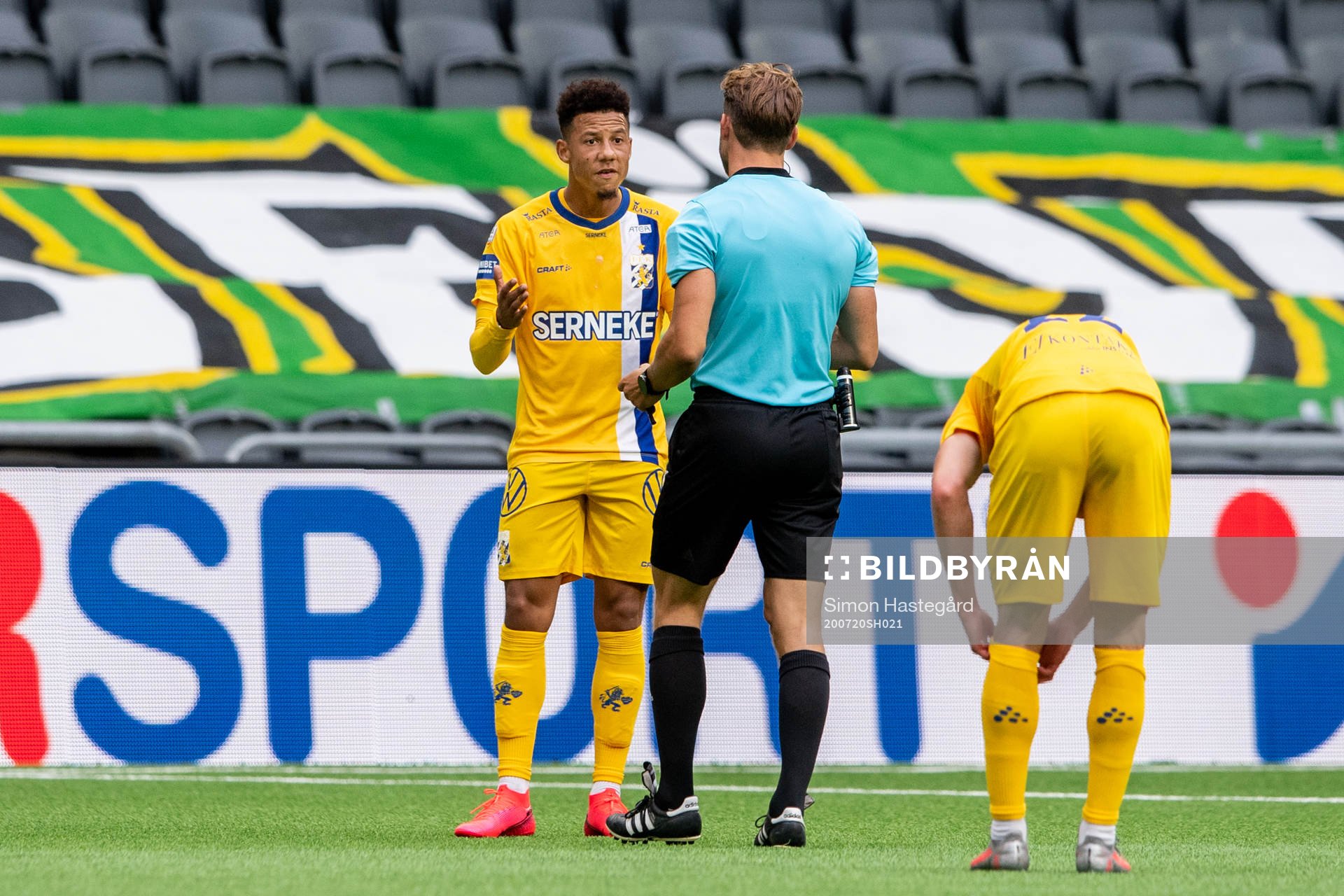 IFK Göteborgs Tobias Sana i samtal med domare Kristoffer