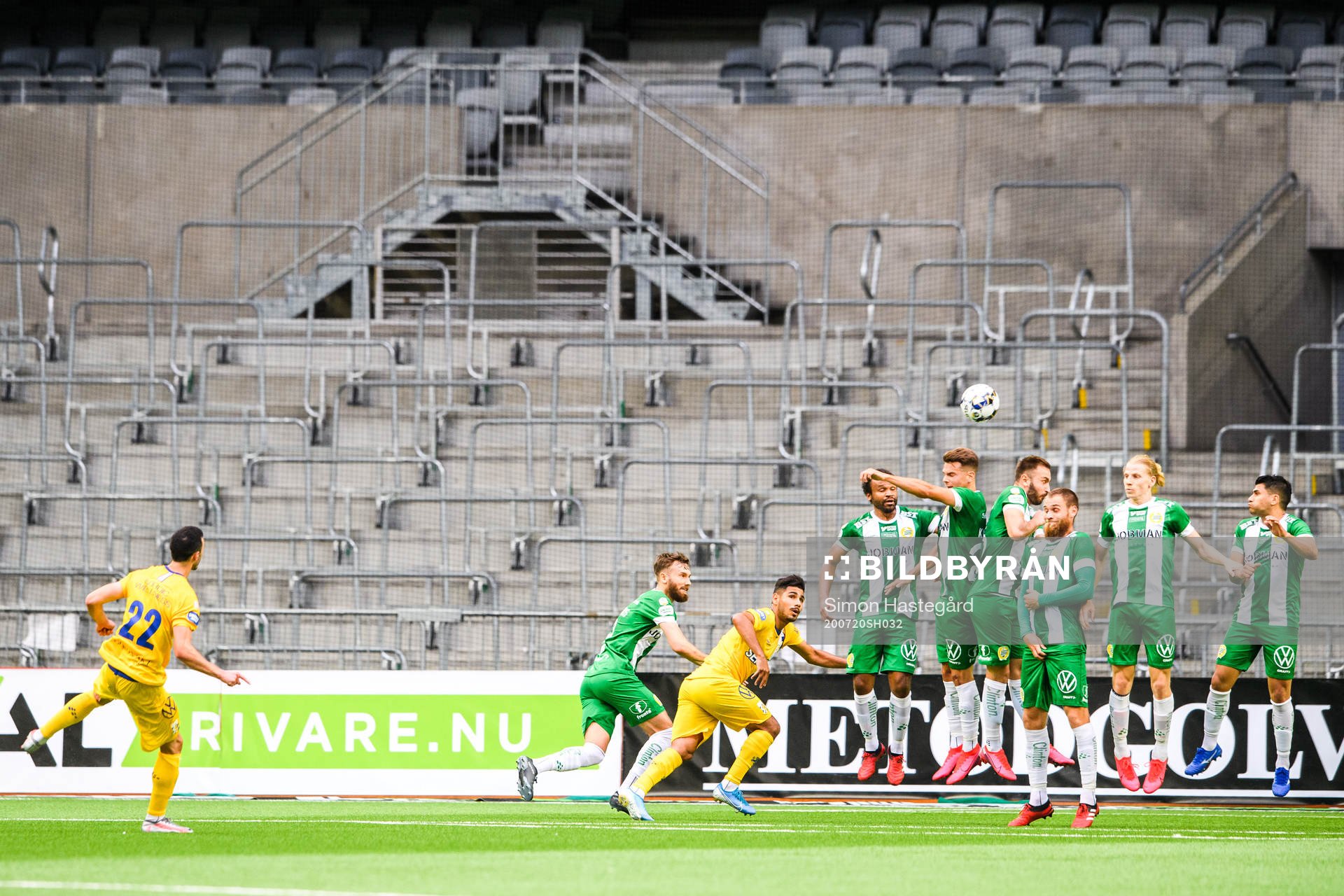 IFK Göteborgs Giorgi Kharaishvili med en frispark