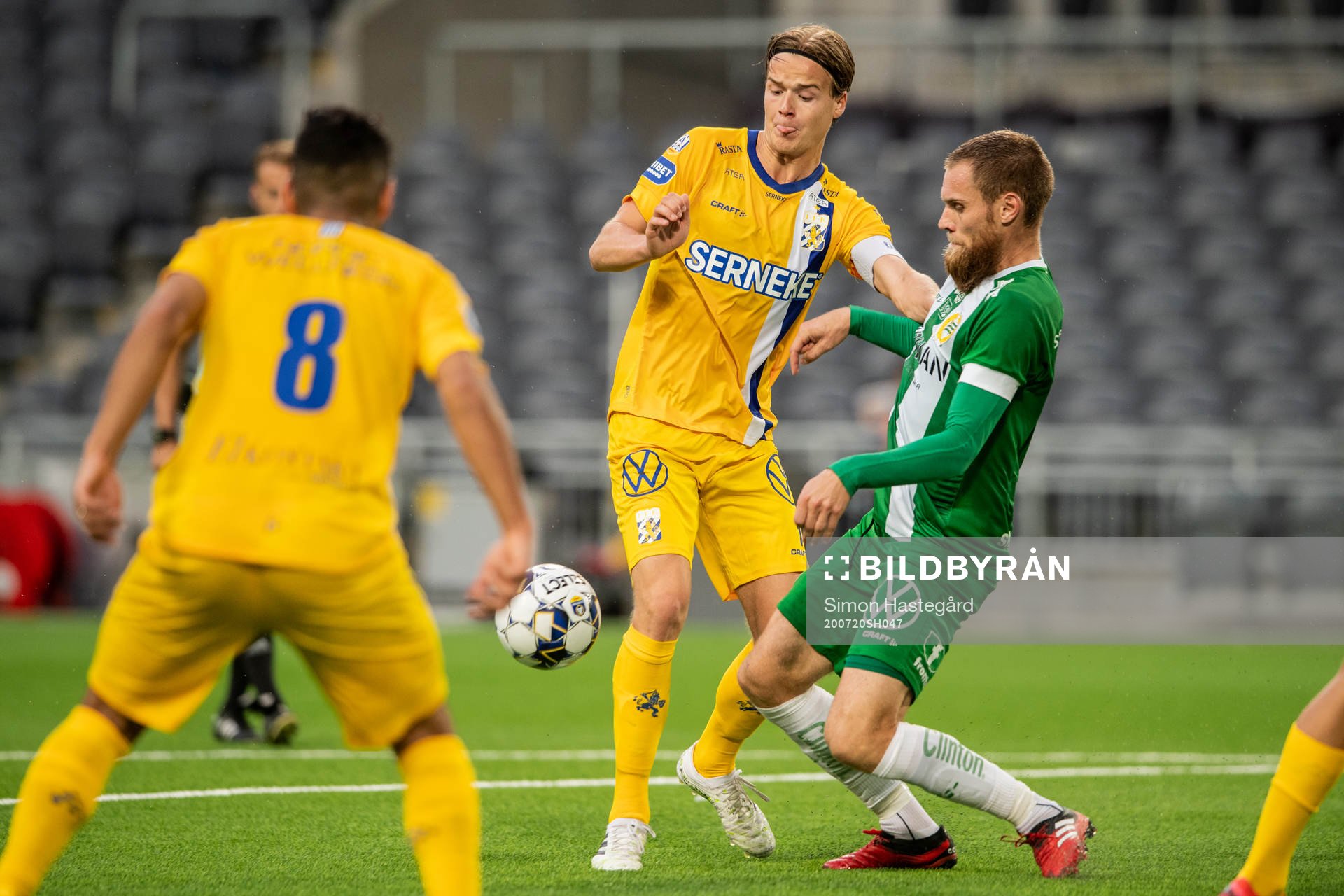 IFK Göteborgs August Erlingmark och Hammarbys David Fällman under fotbollsmatchen i Allsvenskan mellan Hammarby och IFK Göteborg den 20 juli 2020 i Stockholm.