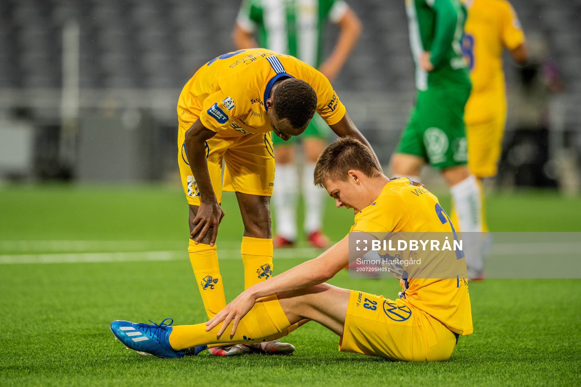IFK Göteborgs Emil Holm sitter ned i samband med att IFK Göteborg tilldelats straff under fotbollsmatchen i Allsvenskan mellan Hammarby och IFK Göteborg den 20 juli 2020 i Stockholm.
