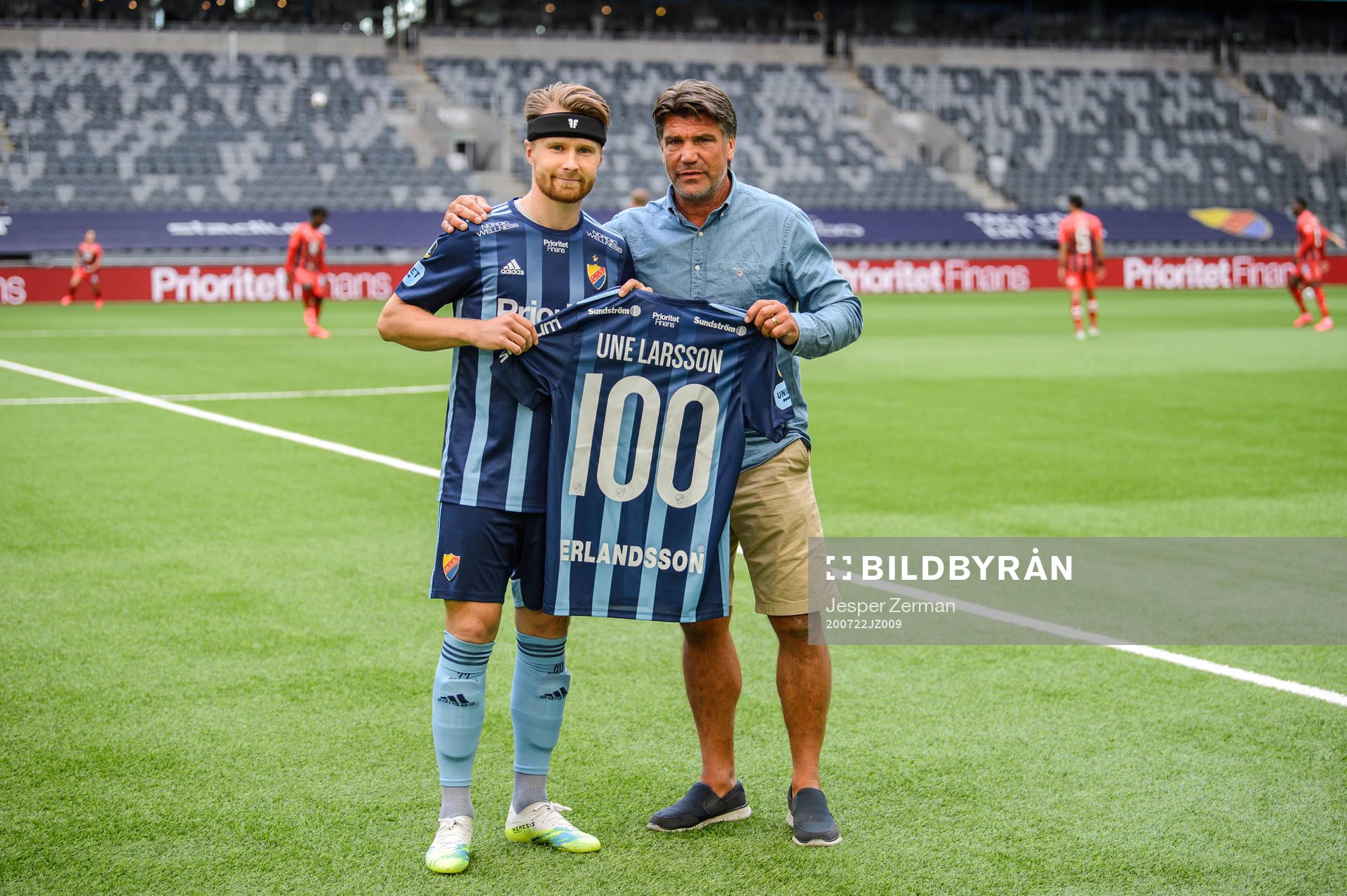 Djurgårdens Jacob Une Larsson uppmärksammas av sportchef