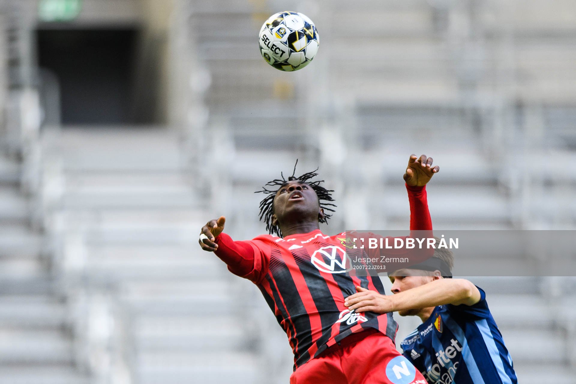 Östersunds Jordan Attah Kadiri  och Djurgårdens Jacob Une