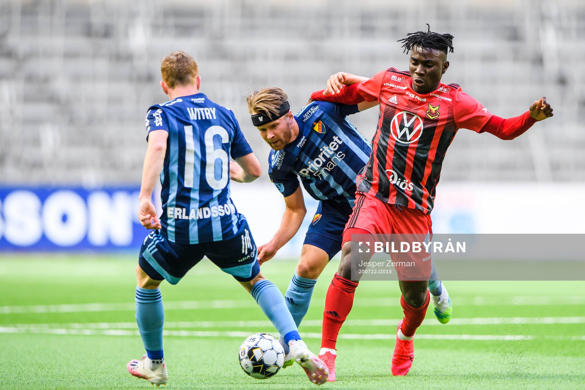 Djurgårdens Aslak Witry och Jacob Une Larsson i en kamp