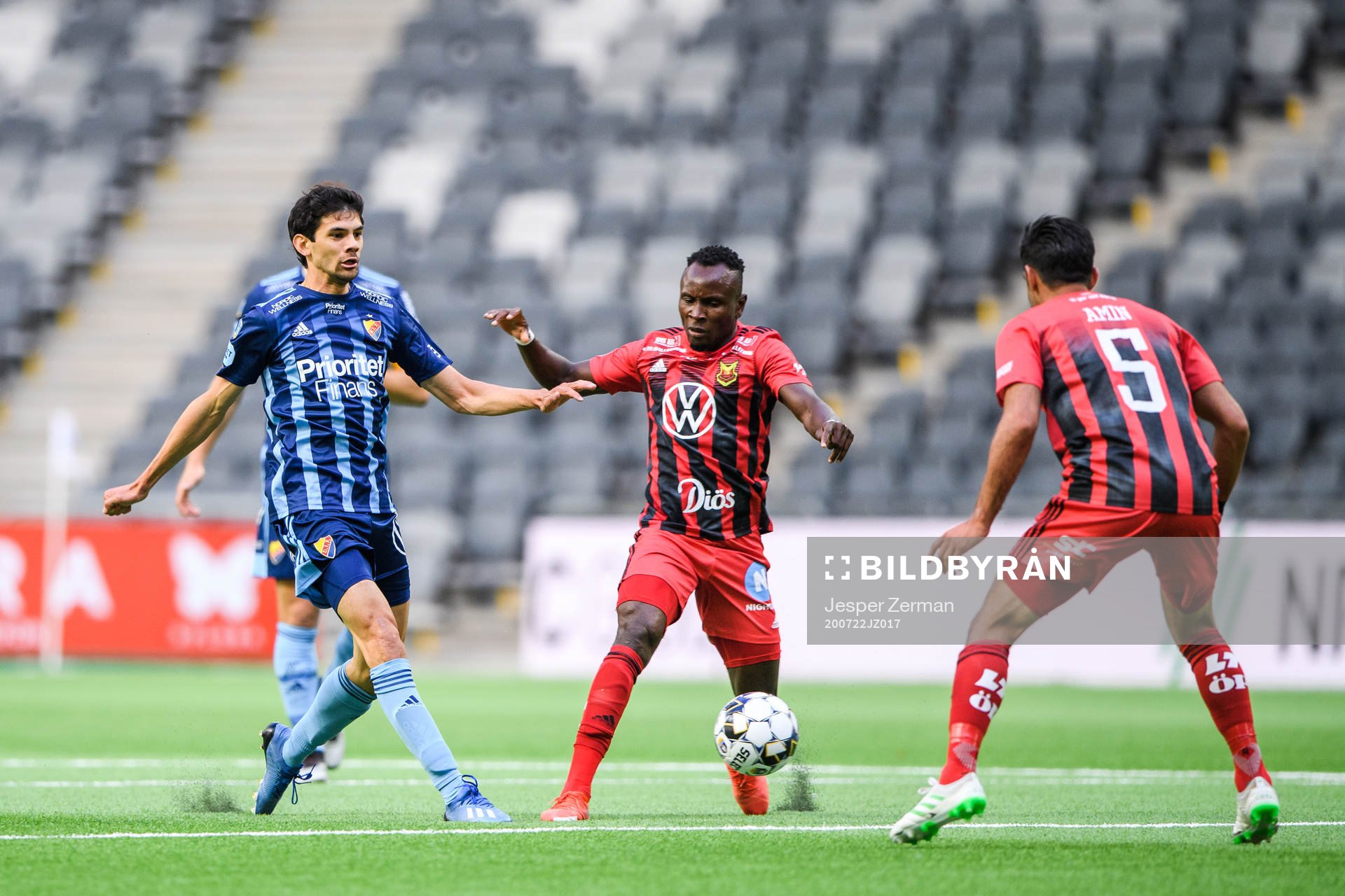 Djurgårdens Jesper Nyholm och Östersunds Sam Mensiro
