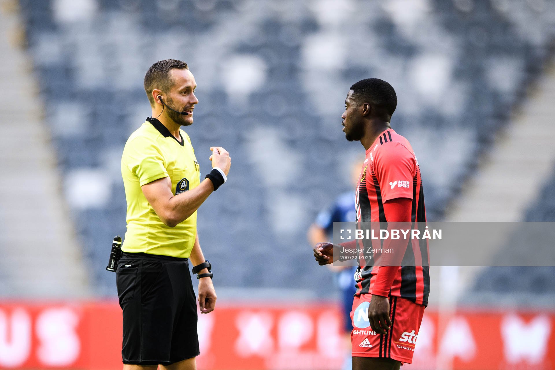 Domare Victor Wolf och Östersunds Isak Ssewankambo