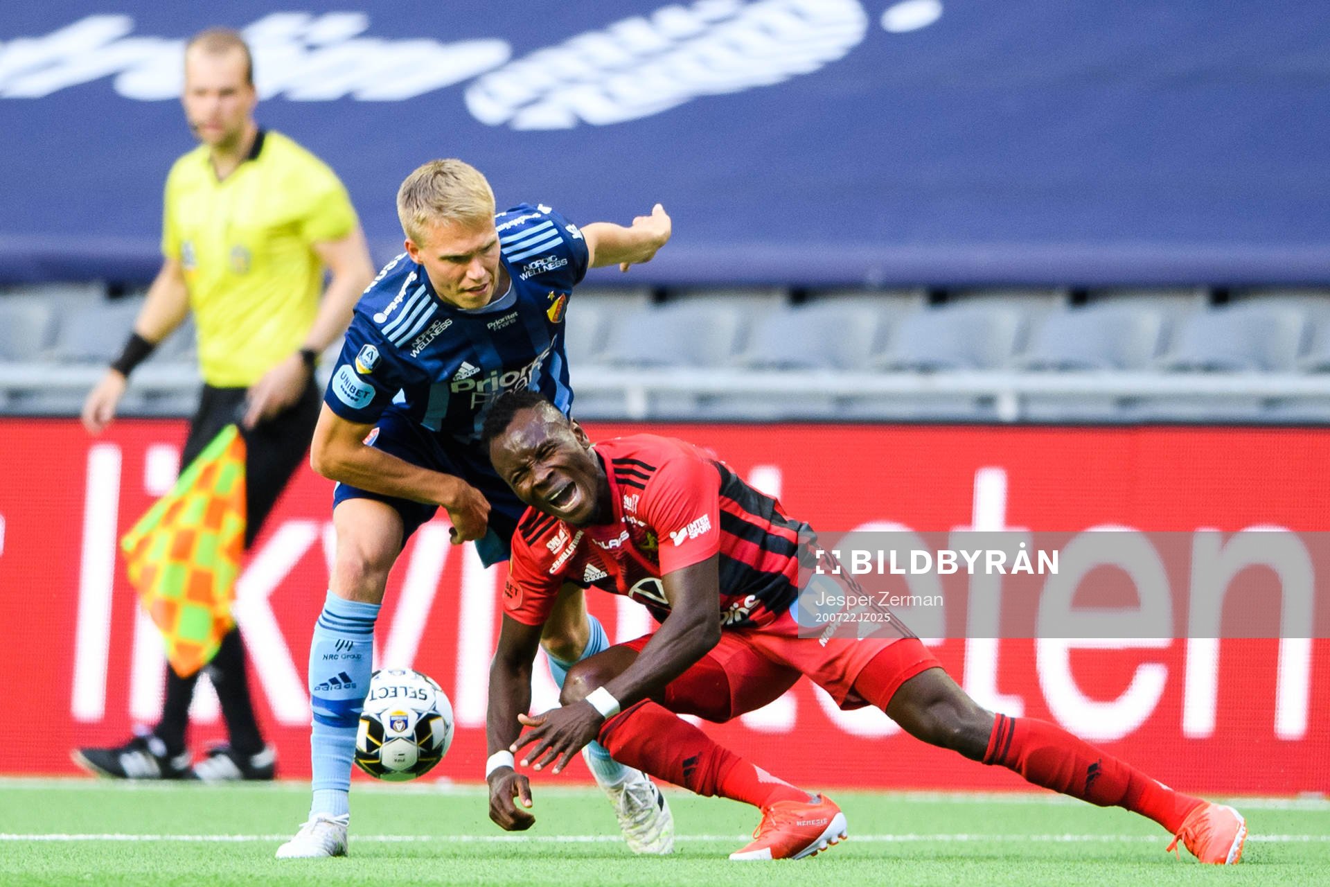 Djurgårdens Jonathan Augustinsson och Östersunds Sam