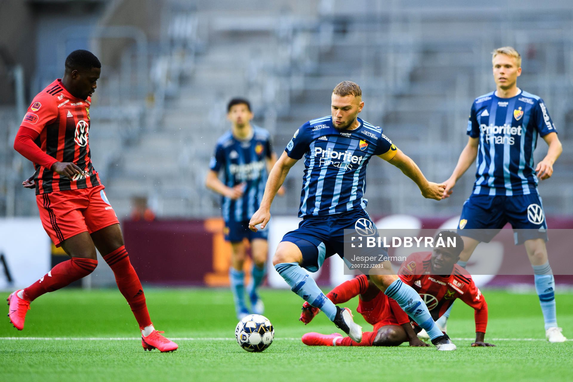 Djurgårdens Jesper Karlström i en kamp mot Östersunds